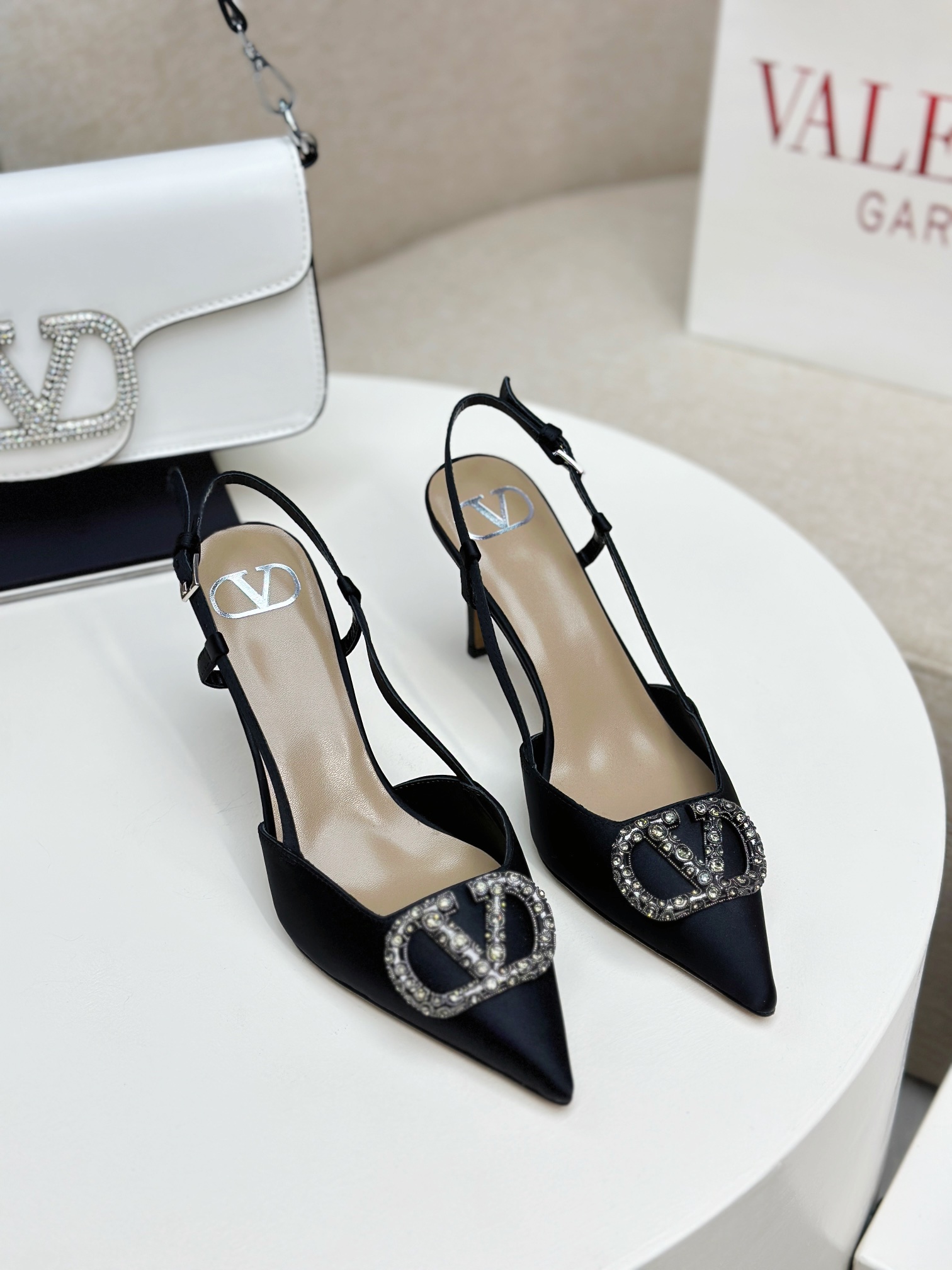 NO:263788,Top version - genuine leather sole VALENTINO latest V Logo SIGNATURE cat eye crystal buckle with high heels back 2025 new color is available for sale in early spring [】 ●━━━━━━━━━━━━━━━━─────────────────────────────────────────────────────────────────────────────────────────────────────────────────────────────────────────  41 Custom made without return) ●━━━━━━━──────────────────────────────────────────────────────────────────────────�19860909顶级版-真皮底VALENTINO  最新V Logo SIGNATURE猫眼水晶扣后带高跟鞋 2025早春新色上市【】 ●━━━━━━────── 面料进口贴膜羊皮/细腻真丝布 ●━━━━━━────── 内里全粒面羊皮 ●━━━━━━────── 大底意大利真皮 ●━━━━━━────── 中底原版意大利进口材料 ●━━━━━━────── 配色【真丝黑色】多色可选 ●━━━━━━────── 跟高4.0/8.0cm（平底定做不 退换 ●━━━━━━────── 配码35 -39（34 40 41定做不退换） ●━━━━━━────── 包装专柜同步包装 ●━━━━━━─────,高跟鞋凉鞋,valentino,sandals,high heels,sheepskin,real silk,Women's Shoes