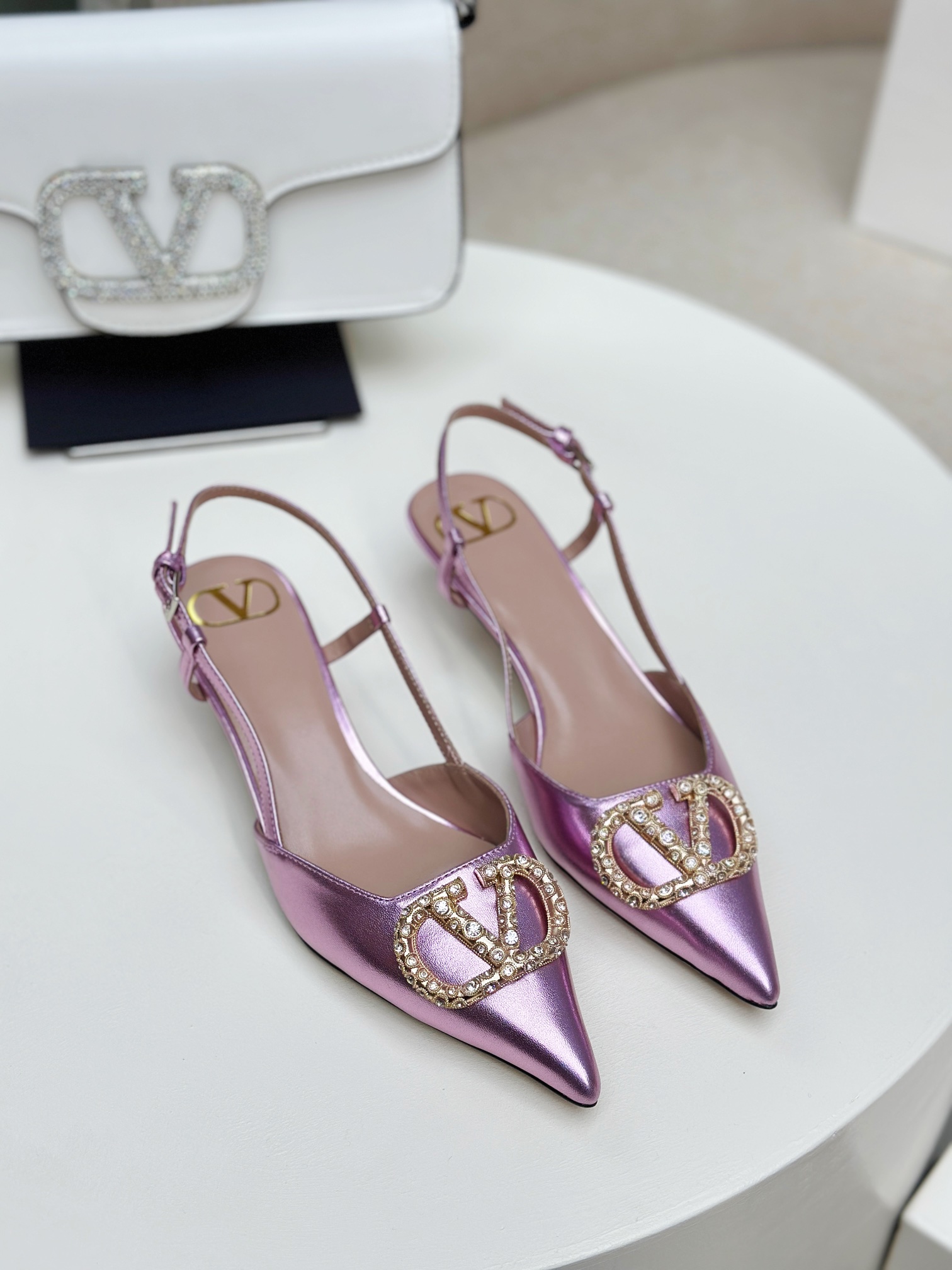 NO:263791,Top version - genuine leather sole VALENTINO latest V Logo SIGNATURE cat eye crystal buckle with high heels back 2025 new color is available for sale in early spring [】 ●━━━━━━━━━━━━━━━──────────────────────────────────────────────────────────────────────────────────────────────────────────────────────────────────────────  41 Custom made without return) ●━━━━━━━──────────────────────────────────────────────────────────────────────────�19860909顶级版-真皮底VALENTINO  最新V Logo SIGNATURE猫眼水晶扣后带高跟鞋 2025早春新色上市【】 ●━━━━━━────── 面料进口贴膜羊皮/细腻真丝布 ●━━━━━━────── 内里全粒面羊皮 ●━━━━━━────── 大底意大利真皮 ●━━━━━━────── 中底原版意大利进口材料 ●━━━━━━────── 配色【羊皮紫粉】多色可选 ●━━━━━━────── 跟高4.0/8.0cm（平底定做不 退换 ●━━━━━━────── 配码35 -39（34 40 41定做不退换） ●━━━━━━────── 包装专柜同步包装 ●━━━━━━─────,高跟鞋凉鞋,valentino,sandals,high heels,sheepskin,real silk,Women's Shoes