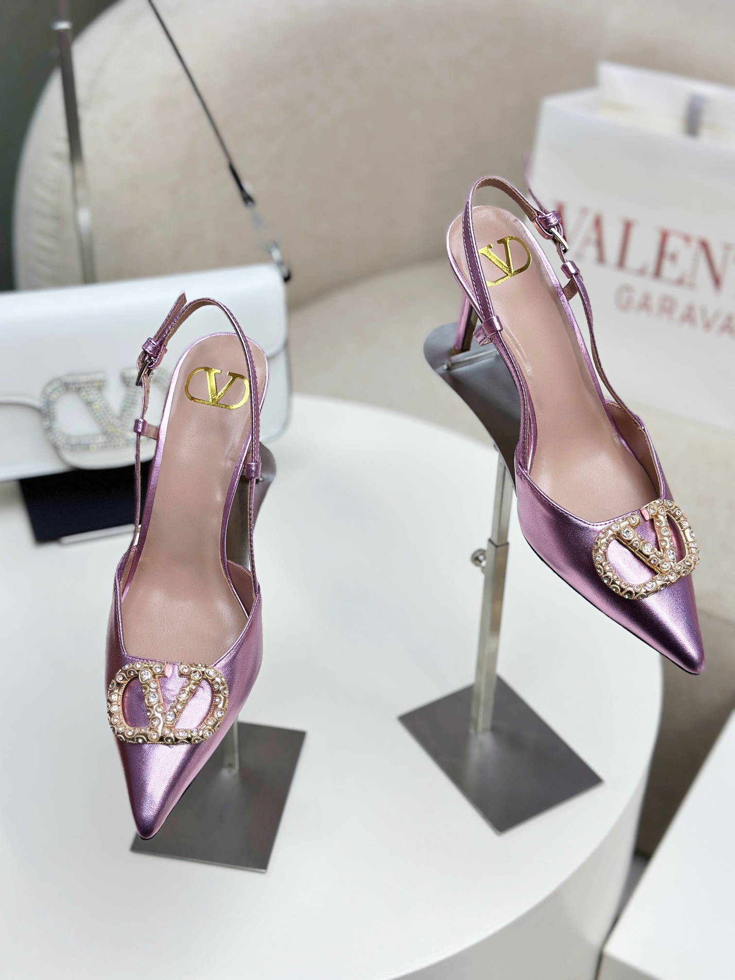 NO:263793,Top version - genuine leather sole VALENTINO latest V Logo SIGNATURE cat eye crystal buckle with high heels back 2025 new color is available for sale in early spring [】 ●━━━━━━━━━━━━━━━━━────────────────────────────────────────────────────────────────────────────────────────────────────────────────────────────────────────  41 Custom made without return) ●━━━━━━━──────────────────────────────────────────────────────────────────────────�19860909顶级版-真皮底VALENTINO  最新V Logo SIGNATURE猫眼水晶扣后带高跟鞋 2025早春新色上市【】 ●━━━━━━────── 面料进口贴膜羊皮/细腻真丝布 ●━━━━━━────── 内里全粒面羊皮 ●━━━━━━────── 大底意大利真皮 ●━━━━━━────── 中底原版意大利进口材料 ●━━━━━━────── 配色【羊皮紫粉色】多色可选 ●━━━━━━────── 跟高4.0/8.0cm（平底定做不 退换 ●━━━━━━────── 配码35 -39（34 40 41定做不退换） ●━━━━━━────── 包装专柜同步包装 ●━━━━━━─────,高跟鞋凉鞋,valentino,sandals,high heels,sheepskin,real silk,Women's Shoes