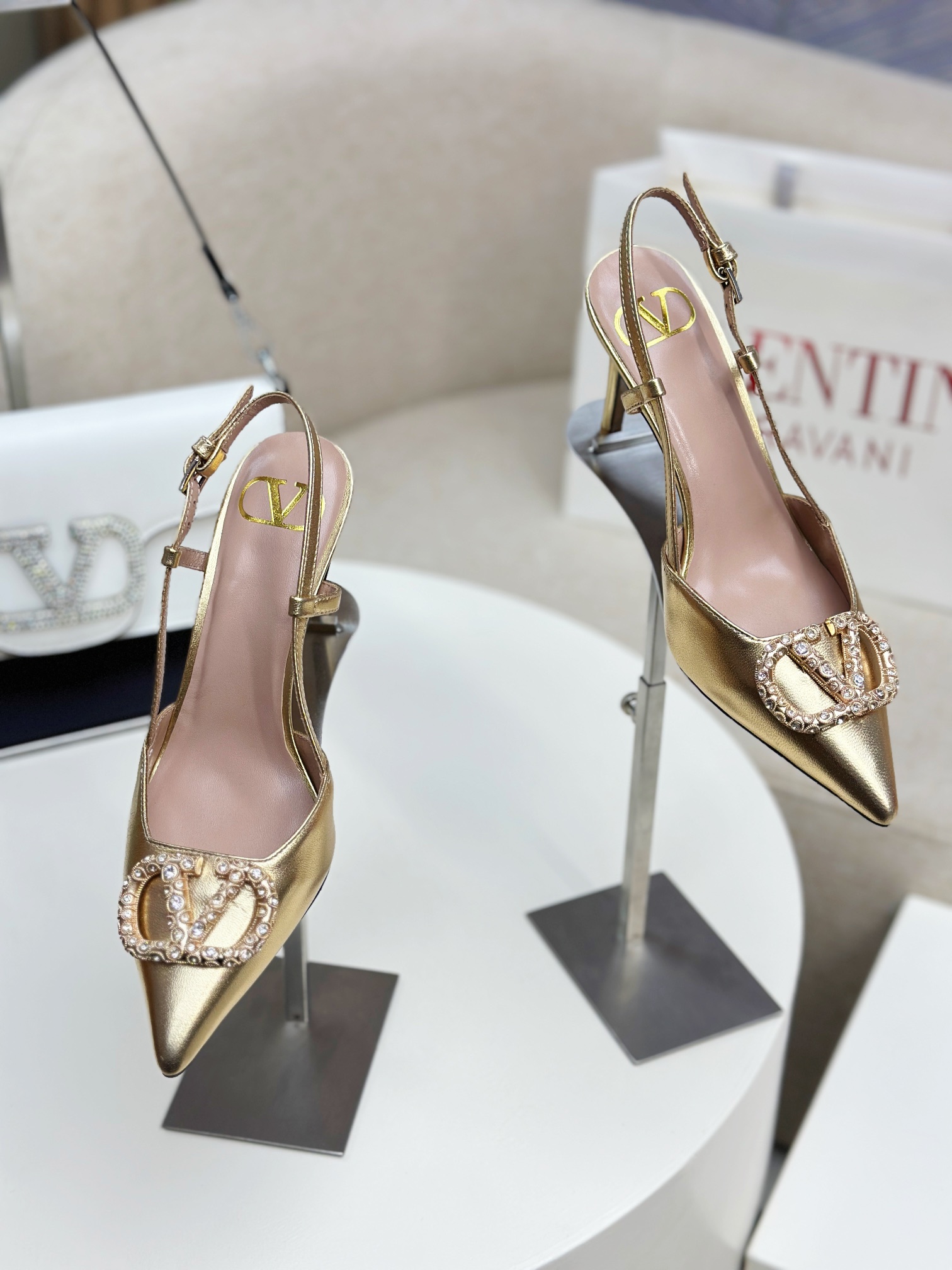 NO:263795,Top version - genuine leather sole VALENTINO latest V Logo SIGNATURE cat eye crystal buckle with high heels back 2025 new color is available for sale [】 ●━━━━━━━━━━━━━━━━━─────────────────────────────────────────────────────────────────────────────────────────────────────────────────────────────────────────  41 Custom made without return) ●━━━━━━━──────────────────────────────────────────────────────────────────────────�19860909顶级版-真皮底VALENTINO  最新V Logo SIGNATURE猫眼水晶扣后带高跟鞋 2025早春新色上市【】 ●━━━━━━────── 面料进口贴膜羊皮/细腻真丝布 ●━━━━━━────── 内里全粒面羊皮 ●━━━━━━────── 大底意大利真皮 ●━━━━━━────── 中底原版意大利进口材料 ●━━━━━━────── 配色【羊皮金色】多色可选 ●━━━━━━────── 跟高4.0/8.0cm（平底定做不 退换 ●━━━━━━────── 配码35 -39（34 40 41定做不退换） ●━━━━━━────── 包装专柜同步包装 ●━━━━━━─────,高跟鞋凉鞋,valentino,sandals,high heels,sheepskin,real silk,Women's Shoes