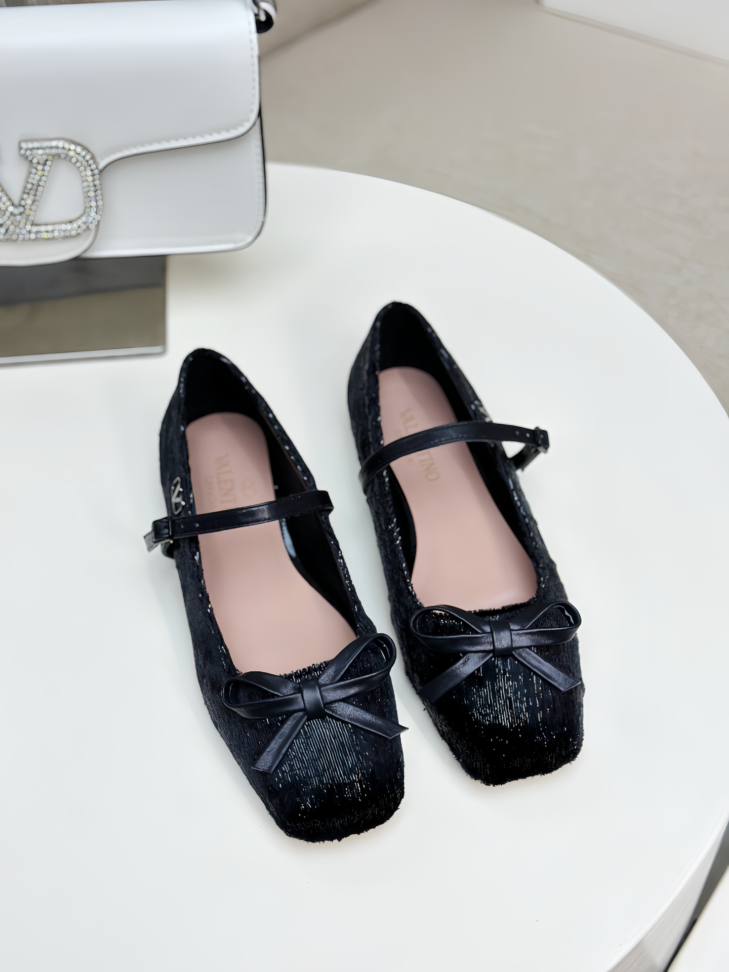 NO:257380,VALENTINO GARAVABI - Bow-decorated ballet shoes flat shoes [】 ●━━━━━━━━━────────────────────────────────────────────────────────────────────────────────────────────────────────────────────────────────────────────────────────�  Pugh also interprets one of the ballet shoes in the image photos. Today, with Meiyang Haigo bouluxury, it feels its charm through fashionable image photos. ●━━━━━━━━━━━━━━━━━━━─────────────────────────────────────────────────────────────────────────────────────────────────────────────────────────────────────────�  Packaging counter synchronous packaging ●━━━━━━━───────, ballet shoes, valentino, flats, sheepskin19860909VALENTINO GARAVABI——蝴蝶结饰芭蕾鞋平底鞋【】 ●━━━━━━──────顶级版本、欢迎比对. 专柜新品.网红街拍都爱搭配的腔调单品哦~ 在Balletcore重回流行的穿搭趋势之下,芭蕾舞鞋又再度成为人气鞋履.我们可以在各大品牌的单品之中看见许多不同设计款式的芭蕾舞鞋.在Valentino新季之中我们更是看见了将Valentino非常经典Rockstud系列的【】元素融入在芭蕾舞鞋的设计之中.让Valentino的新款芭蕾舞鞋融合着优雅与型格,接下新任品牌代言人的Florence Pugh也在形象照之中抢先诠释其中的一款芭蕾舞鞋,今日和美洋海购bouluxury一起透过时尚的形象照感受到它的魅力. ●━━━━━━────── 面料漆皮/进口绒布 ●━━━━━━────── 内里全粒面羊皮 ●━━━━━━────── 大底意大利真皮 ●━━━━━━───── 中底意大利进口材料 ●━━━━━━────── 配色【进口丝绒黑色】多色可选 ●━━━━━━────── 跟高平底芭蕾舞鞋 ●━━━━━━────── 配码35 -39（34 40 41定做不退换） ●━━━━━━────── 包装专柜同步包装 ●━━━━━━─────,芭蕾舞鞋,valentino,flats,sheepskin,Women's Shoes