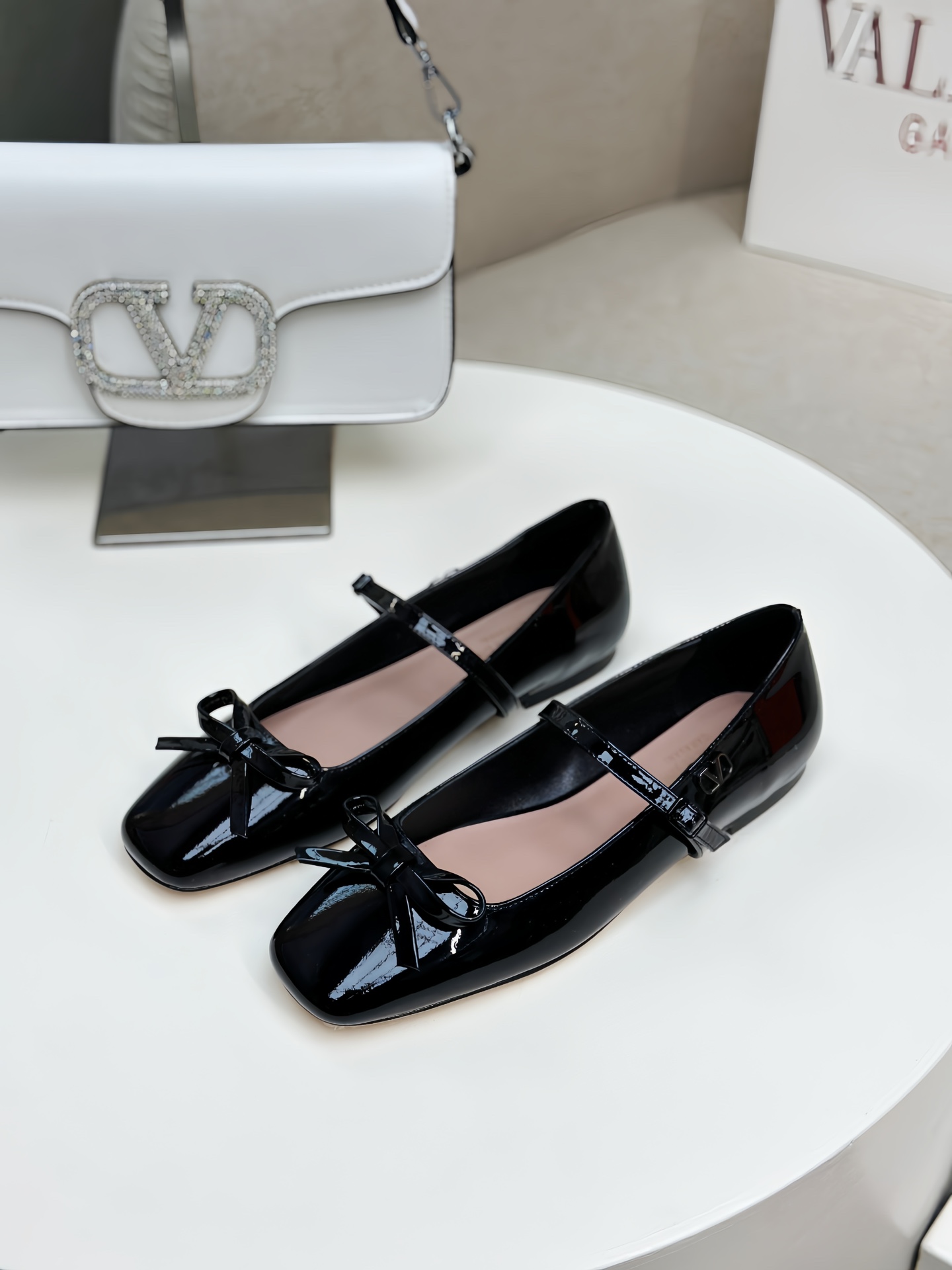NO:257377,VALENTINO GARAVABI - Bow-decorated ballet shoes flat shoes [】 ●━━━━━━━━━────────────────────────────────────────────────────────────────────────────────────────────────────────────────────────────────────────────────────────�  Pugh also interprets one of the ballet shoes in the image photos. Today, with Meiyang Haigo bouluxury, it feels its charm through fashionable image photos. ●━━━━━━━━━━━━━━━━━━━─────────────────────────────────────────────────────────────────────────────────────────────────────────────────────────────────────────�  Packaging counter synchronous packaging ●━━━━━━━───────, ballet shoes, valentino, flats, sheepskin19860909VALENTINO GARAVABI——蝴蝶结饰芭蕾鞋平底鞋【】 ●━━━━━━──────顶级版本、欢迎比对. 专柜新品.网红街拍都爱搭配的腔调单品哦~ 在Balletcore重回流行的穿搭趋势之下,芭蕾舞鞋又再度成为人气鞋履.我们可以在各大品牌的单品之中看见许多不同设计款式的芭蕾舞鞋.在Valentino新季之中我们更是看见了将Valentino非常经典Rockstud系列的【】元素融入在芭蕾舞鞋的设计之中.让Valentino的新款芭蕾舞鞋融合着优雅与型格,接下新任品牌代言人的Florence Pugh也在形象照之中抢先诠释其中的一款芭蕾舞鞋,今日和美洋海购bouluxury一起透过时尚的形象照感受到它的魅力. ●━━━━━━────── 面料漆皮/进口绒布 ●━━━━━━────── 内里全粒面羊皮 ●━━━━━━────── 大底意大利真皮 ●━━━━━━───── 中底意大利进口材料 ●━━━━━━────── 配色【漆皮黑色】多色可选 ●━━━━━━────── 跟高平底芭蕾舞鞋 ●━━━━━━────── 配码35 -39（34 40 41定做不退换） ●━━━━━━────── 包装专柜同步包装 ●━━━━━━─────,芭蕾舞鞋,valentino,flats,sheepskin,Women's Shoes