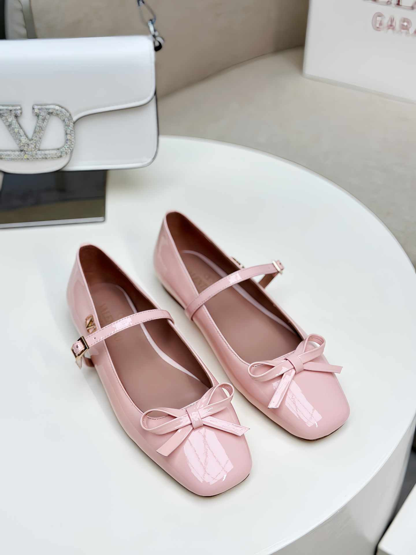 NO:257384,VALENTINO GARAVABI - Bow-decorated ballet shoes flat shoes [】 ●━━━━━━━━━────────────────────────────────────────────────────────────────────────────────────────────────────────────────────────────────────────────────────────�  Pugh also interprets one of the ballet shoes in the image photos. Today, with Meiyang Haigo bouluxury, it feels its charm through fashionable image photos. ●━━━━━━━━━━━━━━━━━━━─────────────────────────────────────────────────────────────────────────────────────────────────────────────────────────────────────────�  Packaging counter synchronous packaging ●━━━━━━━───────, ballet shoes, valentino, flats, sheepskin19860909VALENTINO GARAVABI——蝴蝶结饰芭蕾鞋平底鞋【】 ●━━━━━━──────顶级版本、欢迎比对. 专柜新品.网红街拍都爱搭配的腔调单品哦~ 在Balletcore重回流行的穿搭趋势之下,芭蕾舞鞋又再度成为人气鞋履.我们可以在各大品牌的单品之中看见许多不同设计款式的芭蕾舞鞋.在Valentino新季之中我们更是看见了将Valentino非常经典Rockstud系列的【】元素融入在芭蕾舞鞋的设计之中.让Valentino的新款芭蕾舞鞋融合着优雅与型格,接下新任品牌代言人的Florence Pugh也在形象照之中抢先诠释其中的一款芭蕾舞鞋,今日和美洋海购bouluxury一起透过时尚的形象照感受到它的魅力. ●━━━━━━────── 面料漆皮/进口绒布 ●━━━━━━────── 内里全粒面羊皮 ●━━━━━━────── 大底意大利真皮 ●━━━━━━───── 中底意大利进口材料 ●━━━━━━────── 配色【漆皮粉色】多色可选 ●━━━━━━────── 跟高平底芭蕾舞鞋 ●━━━━━━────── 配码35 -39（34 40 41定做不退换） ●━━━━━━────── 包装专柜同步包装 ●━━━━━━─────,芭蕾舞鞋,valentino,flats,sheepskin,Women's Shoes