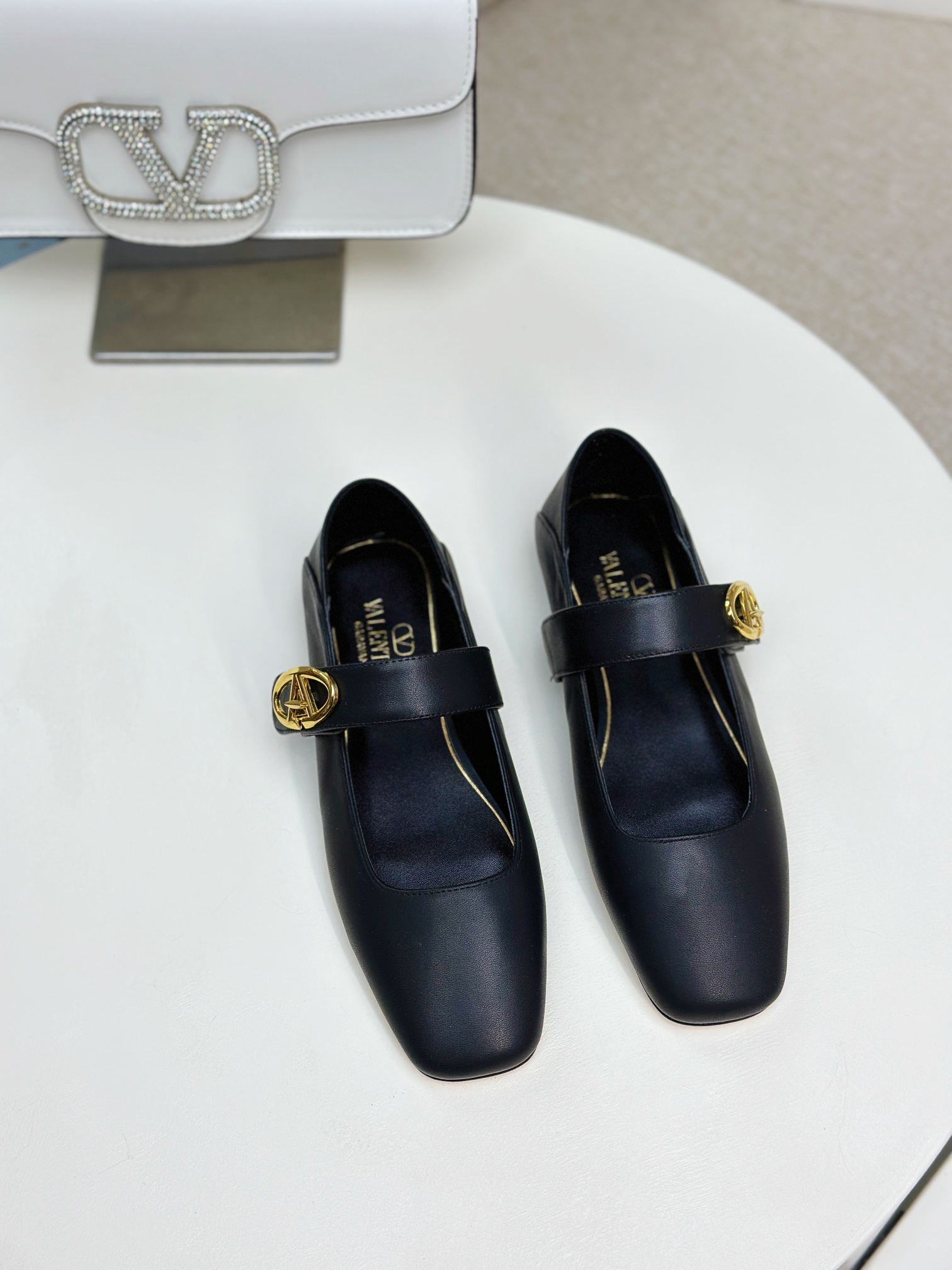NO:257383,VALENTINO GARAVABI - New V-buckle Ballet Shoes Flat Shoes [】Crystal Hot Diamond 20 ●━━━━━━━━━───────────────────────────────────────────────────────────────────────────────────────────────────────────────────────────────────────────────────�  Pugh also interprets one of the ballet shoes in the image photos. Today, with Meiyang Haigo bouluxury, it feels its charm through fashionable image photos. ●━━━━━━━━━━━━━━━━━━━─────────────────────────────────────────────────────────────────────────────────────────────────────────────────────────────────────────�  Packaging counter synchronous packaging ●━━━━━━━───────, ballet shoes, valentino, flats, cowhide, sheepskin19860909VALENTINO GARAVABI——新V扣饰带芭蕾鞋平底鞋【】水晶烫钻20 ●━━━━━━──────顶级版本、欢迎比对. 专柜新品.网红街拍都爱搭配的腔调单品哦~ 在Balletcore重回流行的穿搭趋势之下,芭蕾舞鞋又再度成为人气鞋履.我们可以在各大品牌的单品之中看见许多不同设计款式的芭蕾舞鞋.在Valentino新季之中我们更是看见了将Valentino非常经典Rockstud系列的【中带新V扣饰】元素融入在芭蕾舞鞋的设计之中.让Valentino的新款芭蕾舞鞋融合着优雅与型格,接下新任品牌代言人的Florence Pugh也在形象照之中抢先诠释其中的一款芭蕾舞鞋,今日和美洋海购bouluxury一起透过时尚的形象照感受到它的魅力. ●━━━━━━────── 面料牛皮/漆皮/水晶钻 ●━━━━━━────── 内里全粒面羊皮 ●━━━━━━────── 大底意大利真皮 ●━━━━━━───── 中底意大利进口材料 ●━━━━━━────── 配色【牛皮黑色】多色可选 ●━━━━━━────── 跟高平底芭蕾舞鞋 ●━━━━━━────── 配码35 -39（34 40 41定做不退换） ●━━━━━━────── 包装专柜同步包装 ●━━━━━━─────,芭蕾舞鞋,valentino,flats,cowhide,sheepskin,Women's Shoes