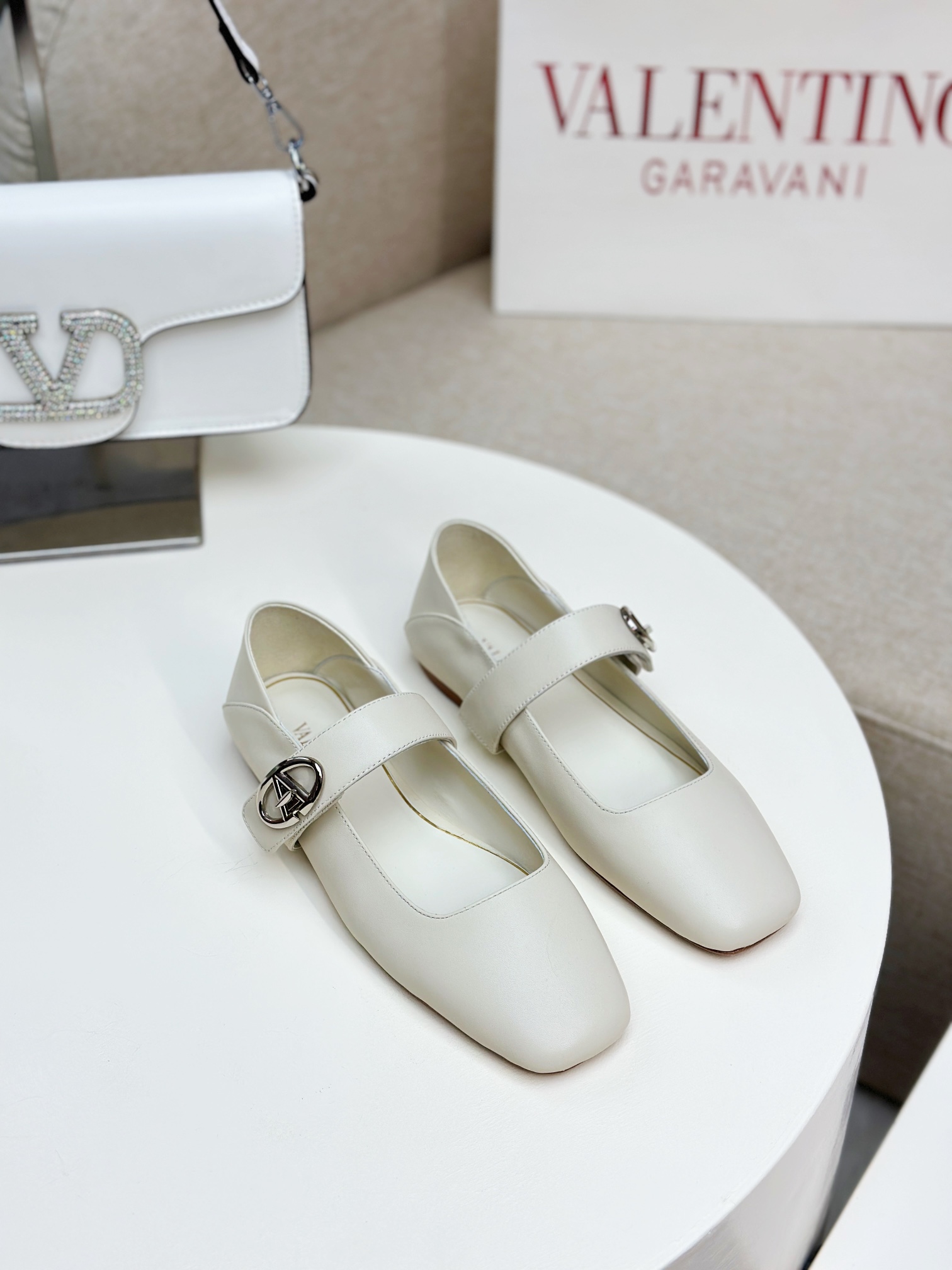 NO:257385,VALENTINO GARAVABI - New V-buckle Ballet Shoes Flat Shoes [】Crystal Hot Diamond 20 ●━━━━━━━━━───────────────────────────────────────────────────────────────────────────────────────────────────────────────────────────────────────────────────�  Pugh also interprets one of the ballet shoes in the image photos. Today, with Meiyang Haigo bouluxury, it feels its charm through fashionable image photos. ●━━━━━━━━━━━━━━━━━━──────────────────────────────────────────────────────────────────────────────────────────────────────────────────────────────────────────�  ●━━━━━━━──────────────────────────────, valentino, flats, cowhide, sheepskin19860909VALENTINO GARAVABI——新V扣饰带芭蕾鞋平底鞋【】水晶烫钻20 ●━━━━━━──────顶级版本、欢迎比对. 专柜新品.网红街拍都爱搭配的腔调单品哦~ 在Balletcore重回流行的穿搭趋势之下,芭蕾舞鞋又再度成为人气鞋履.我们可以在各大品牌的单品之中看见许多不同设计款式的芭蕾舞鞋.在Valentino新季之中我们更是看见了将Valentino非常经典Rockstud系列的【中带新V扣饰】元素融入在芭蕾舞鞋的设计之中.让Valentino的新款芭蕾舞鞋融合着优雅与型格,接下新任品牌代言人的Florence Pugh也在形象照之中抢先诠释其中的一款芭蕾舞鞋,今日和美洋海购bouluxury一起透过时尚的形象照感受到它的魅力. ●━━━━━━────── 面料牛皮/漆皮/水晶钻 ●━━━━━━────── 内里全粒面羊皮 ●━━━━━━────── 大底意大利真皮 ●━━━━━━───── 中底意大利进口材料 ●━━━━━━────── 配色【牛皮奶油色】多色可选 ●━━━━━━────── 跟高平底芭蕾舞鞋 ●━━━━━━────── 配码35 -39（34 40 41定做不退换） ●━━━━━━────── 包装专柜同步包装 ●━━━━━━─────,芭蕾舞鞋,valentino,flats,cowhide,sheepskin,Women's Shoes