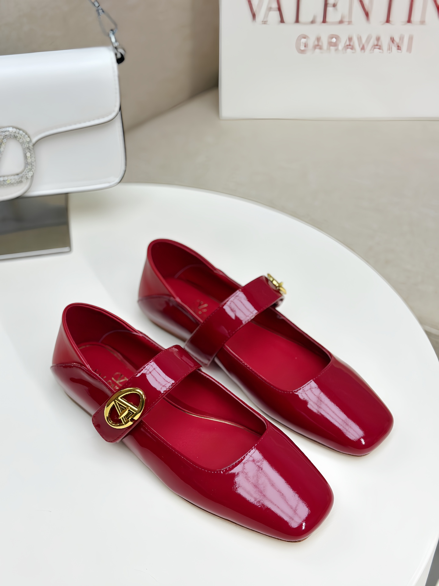 NO:257387,VALENTINO GARAVABI - New V-buckle Ballet Shoes Flat Shoes [】Crystal Hot Diamond 20 ●━━━━━━━━━───────────────────────────────────────────────────────────────────────────────────────────────────────────────────────────────────────────────────�  Pugh also interprets one of the ballet shoes in the image photos. Today, with Meiyang Haigo bouluxury, it feels its charm through fashionable image photos. ●━━━━━━━━━━━━━━━━────────────────────────────────────────────────────────────────────────────────────────────────────────────────────────────────────────────�  Packaging counter synchronous packaging ●━━━━━━━───────, ballet shoes, valentino, flats, cowhide, sheepskin19860909VALENTINO GARAVABI——新V扣饰带芭蕾鞋平底鞋【】水晶烫钻20 ●━━━━━━──────顶级版本、欢迎比对. 专柜新品.网红街拍都爱搭配的腔调单品哦~ 在Balletcore重回流行的穿搭趋势之下,芭蕾舞鞋又再度成为人气鞋履.我们可以在各大品牌的单品之中看见许多不同设计款式的芭蕾舞鞋.在Valentino新季之中我们更是看见了将Valentino非常经典Rockstud系列的【中带新V扣饰】元素融入在芭蕾舞鞋的设计之中.让Valentino的新款芭蕾舞鞋融合着优雅与型格,接下新任品牌代言人的Florence Pugh也在形象照之中抢先诠释其中的一款芭蕾舞鞋,今日和美洋海购bouluxury一起透过时尚的形象照感受到它的魅力. ●━━━━━━────── 面料牛皮/漆皮/水晶钻 ●━━━━━━────── 内里全粒面羊皮 ●━━━━━━────── 大底意大利真皮 ●━━━━━━───── 中底意大利进口材料 ●━━━━━━────── 配色【漆皮中国红】多色可选 ●━━━━━━────── 跟高平底芭蕾舞鞋 ●━━━━━━────── 配码35 -39（34 40 41定做不退换） ●━━━━━━────── 包装专柜同步包装 ●━━━━━━─────,芭蕾舞鞋,valentino,flats,cowhide,sheepskin,Women's Shoes