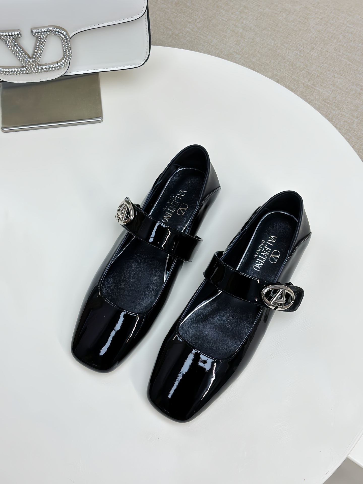 NO:257373,VALENTINO GARAVABI - New V-buckle Ballet Shoes Flat Shoes [】Crystal Hot Diamond 20 ●━━━━━━━━━───────────────────────────────────────────────────────────────────────────────────────────────────────────────────────────────────────────────────�  Pugh also interprets one of the ballet shoes in the image photos. Today, with Meiyang Haigo bouluxury, it feels its charm through fashionable image photos. ●━━━━━━━━━━━━━━━━━━━─────────────────────────────────────────────────────────────────────────────────────────────────────────────────────────────────────────�  Packaging counter synchronous packaging ●━━━━━━━───────, ballet shoes, valentino, flats, cowhide, sheepskin19860909VALENTINO GARAVABI——新V扣饰带芭蕾鞋平底鞋【】水晶烫钻20 ●━━━━━━──────顶级版本、欢迎比对. 专柜新品.网红街拍都爱搭配的腔调单品哦~ 在Balletcore重回流行的穿搭趋势之下,芭蕾舞鞋又再度成为人气鞋履.我们可以在各大品牌的单品之中看见许多不同设计款式的芭蕾舞鞋.在Valentino新季之中我们更是看见了将Valentino非常经典Rockstud系列的【中带新V扣饰】元素融入在芭蕾舞鞋的设计之中.让Valentino的新款芭蕾舞鞋融合着优雅与型格,接下新任品牌代言人的Florence Pugh也在形象照之中抢先诠释其中的一款芭蕾舞鞋,今日和美洋海购bouluxury一起透过时尚的形象照感受到它的魅力. ●━━━━━━────── 面料牛皮/漆皮/水晶钻 ●━━━━━━────── 内里全粒面羊皮 ●━━━━━━────── 大底意大利真皮 ●━━━━━━───── 中底意大利进口材料 ●━━━━━━────── 配色【漆皮黑色】多色可选 ●━━━━━━────── 跟高平底芭蕾舞鞋 ●━━━━━━────── 配码35 -39（34 40 41定做不退换） ●━━━━━━────── 包装专柜同步包装 ●━━━━━━─────,芭蕾舞鞋,valentino,flats,cowhide,sheepskin,Women's Shoes