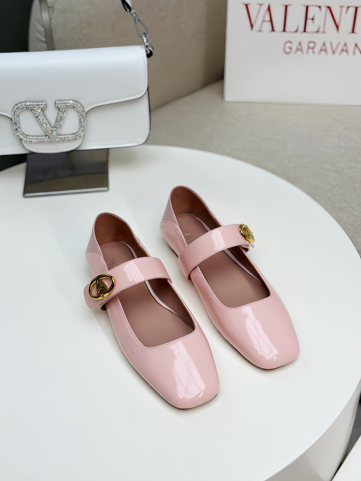 NO:257375,VALENTINO GARAVABI - New V-buckle Ballet Shoes Flat Shoes [】Crystal Hot Diamond 20 ●━━━━━━━━━───────────────────────────────────────────────────────────────────────────────────────────────────────────────────────────────────────────────────�  Pugh also interprets one of the ballet shoes in the image photos. Today, with Meiyang Haigo bouluxury, it feels its charm through fashionable image photos. ●━━━━━━━━━━━━━━━━━━──────────────────────────────────────────────────────────────────────────────────────────────────────────────────────────────────────────�  Packaging counter synchronous packaging ●━━━━━━━───────, ballet shoes, valentino, flats, cowhide, sheepskin19860909VALENTINO GARAVABI——新V扣饰带芭蕾鞋平底鞋【】水晶烫钻20 ●━━━━━━──────顶级版本、欢迎比对. 专柜新品.网红街拍都爱搭配的腔调单品哦~ 在Balletcore重回流行的穿搭趋势之下,芭蕾舞鞋又再度成为人气鞋履.我们可以在各大品牌的单品之中看见许多不同设计款式的芭蕾舞鞋.在Valentino新季之中我们更是看见了将Valentino非常经典Rockstud系列的【中带新V扣饰】元素融入在芭蕾舞鞋的设计之中.让Valentino的新款芭蕾舞鞋融合着优雅与型格,接下新任品牌代言人的Florence Pugh也在形象照之中抢先诠释其中的一款芭蕾舞鞋,今日和美洋海购bouluxury一起透过时尚的形象照感受到它的魅力. ●━━━━━━────── 面料牛皮/漆皮/水晶钻 ●━━━━━━────── 内里全粒面羊皮 ●━━━━━━────── 大底意大利真皮 ●━━━━━━───── 中底意大利进口材料 ●━━━━━━────── 配色【漆皮粉色】多色可选 ●━━━━━━────── 跟高平底芭蕾舞鞋 ●━━━━━━────── 配码35 -39（34 40 41定做不退换） ●━━━━━━────── 包装专柜同步包装 ●━━━━━━─────,芭蕾舞鞋,valentino,flats,cowhide,sheepskin,Women's Shoes