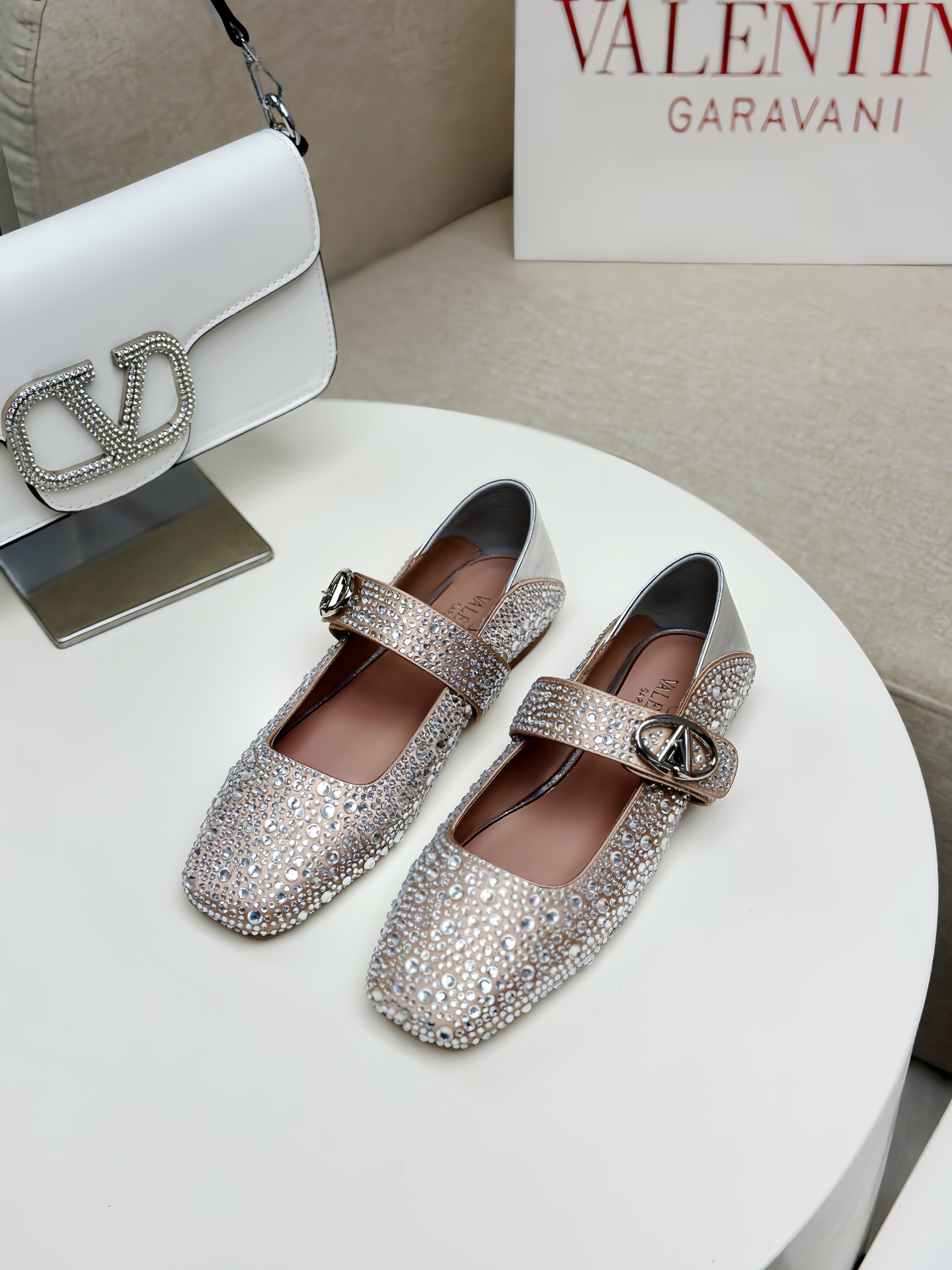 NO:257376,VALENTINO GARAVABI - New V-buckle Ballet Shoes Flat Shoes [】Crystal Hot Diamond 20 ●━━━━━━━━━───────────────────────────────────────────────────────────────────────────────────────────────────────────────────────────────────────────────────�  Pugh also interprets one of the ballet shoes in the image photos. Today, with Meiyang Haigo bouluxury, it feels its charm through fashionable image photos. ●━━━━━━━━━━━━━━━━━━━─────────────────────────────────────────────────────────────────────────────────────────────────────────────────────────────────────────�  ●━━━━━━━──────────────────────────────, valentino, flats, cowhide, sheepskin19860909VALENTINO GARAVABI——新V扣饰带芭蕾鞋平底鞋【】水晶烫钻20 ●━━━━━━──────顶级版本、欢迎比对. 专柜新品.网红街拍都爱搭配的腔调单品哦~ 在Balletcore重回流行的穿搭趋势之下,芭蕾舞鞋又再度成为人气鞋履.我们可以在各大品牌的单品之中看见许多不同设计款式的芭蕾舞鞋.在Valentino新季之中我们更是看见了将Valentino非常经典Rockstud系列的【中带新V扣饰】元素融入在芭蕾舞鞋的设计之中.让Valentino的新款芭蕾舞鞋融合着优雅与型格,接下新任品牌代言人的Florence Pugh也在形象照之中抢先诠释其中的一款芭蕾舞鞋,今日和美洋海购bouluxury一起透过时尚的形象照感受到它的魅力. ●━━━━━━────── 面料牛皮/漆皮/水晶钻 ●━━━━━━────── 内里全粒面羊皮 ●━━━━━━────── 大底意大利真皮 ●━━━━━━───── 中底意大利进口材料 ●━━━━━━────── 配色【手工烫钻水晶银】多色可选 ●━━━━━━────── 跟高平底芭蕾舞鞋 ●━━━━━━────── 配码35 -39（34 40 41定做不退换） ●━━━━━━────── 包装专柜同步包装 ●━━━━━━─────,芭蕾舞鞋,valentino,flats,cowhide,sheepskin,Women's Shoes