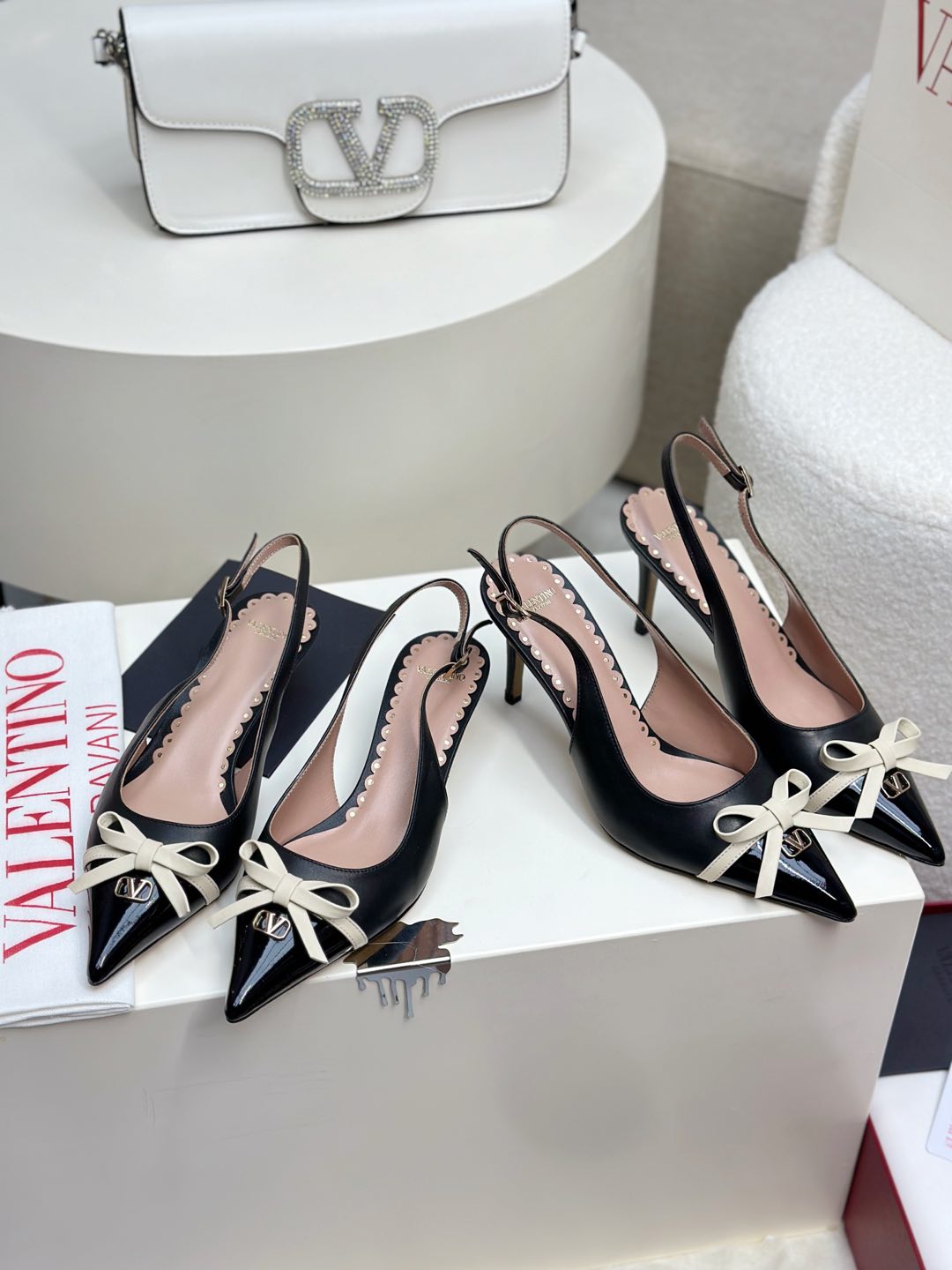 NO:257386,Top version - genuine leather sole VALENTINO latest V Logo SIGNAl small V button bow splicing design high heels. New colors are available in early spring [sandals single shoes] ●━━━━━━━━━━━━━━━━━────────────────────────────────────────────────────────────────────────────────────────────────────────────────────────────────────────�  ●━━━━━━━━─────────────────────────────, high heels, valentino, sandals, high heels, cowhide, sheepskin19860909顶级版-真皮底VALENTINO  最新V Logo SIGNAl小V扣蝴蝶结拼接设计高跟鞋 早春新色上市【凉鞋单鞋】 ●━━━━━━────── 面料牛皮 漆皮 ●━━━━━━────── 内里全粒面羊皮 ●━━━━━━────── 大底意大利真皮 ●━━━━━━────── 中底原版意大利进口材料 ●━━━━━━────── 配色【黑色牛皮 漆皮】多色可选 ●━━━━━━────── 跟高4.0/8.0cm ●━━━━━━────── 配码35 -39（34 40 41定做不退换） ●━━━━━━────── 包装专柜同步包装 ●━━━━━━─────,高跟鞋,valentino,sandals,high heels,cowhide,sheepskin,Women's Shoes