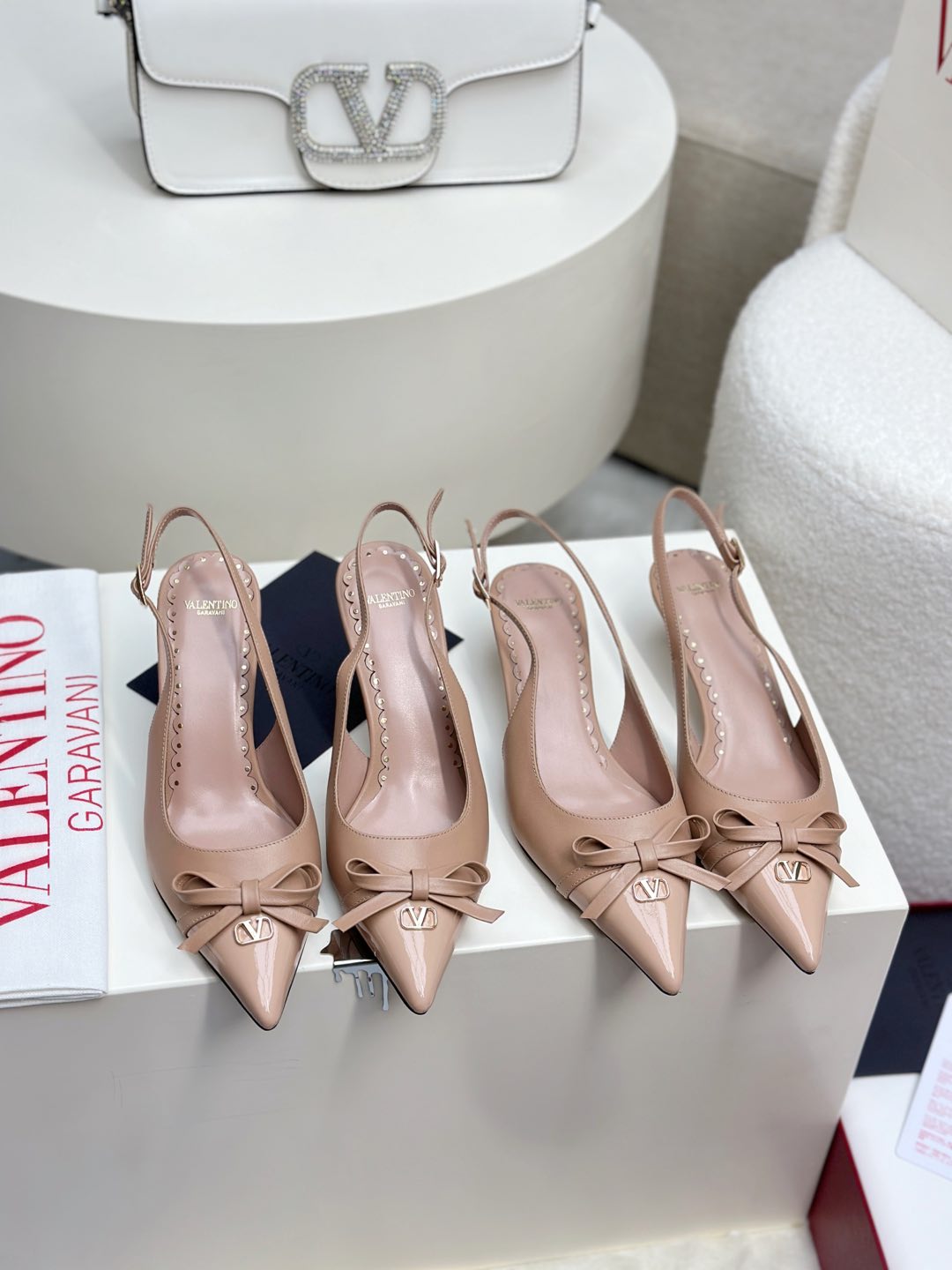 NO:257389,Top version - genuine leather sole VALENTINO latest V Logo SIGNAl small V button bow splicing design high heels. New colors are available in early spring [sandals single shoes] ●━━━━━━━━━━━━━━━━━━───────────────────────────────────────────────────────────────────────────────────────────────────────────────────────────────────────�  ●━━━━━━━━─────────────────────────────, high heels, valentino, sandals, high heels, cowhide, sheepskin19860909顶级版-真皮底VALENTINO  最新V Logo SIGNAl小V扣蝴蝶结拼接设计高跟鞋 早春新色上市【凉鞋单鞋】 ●━━━━━━────── 面料牛皮 漆皮 ●━━━━━━────── 内里全粒面羊皮 ●━━━━━━────── 大底意大利真皮 ●━━━━━━────── 中底原版意大利进口材料 ●━━━━━━────── 配色【杏色牛皮 漆皮】多色可选 ●━━━━━━────── 跟高4.0/8.0cm ●━━━━━━────── 配码35 -39（34 40 41定做不退换） ●━━━━━━────── 包装专柜同步包装 ●━━━━━━─────,高跟鞋,valentino,sandals,high heels,cowhide,sheepskin,Women's Shoes