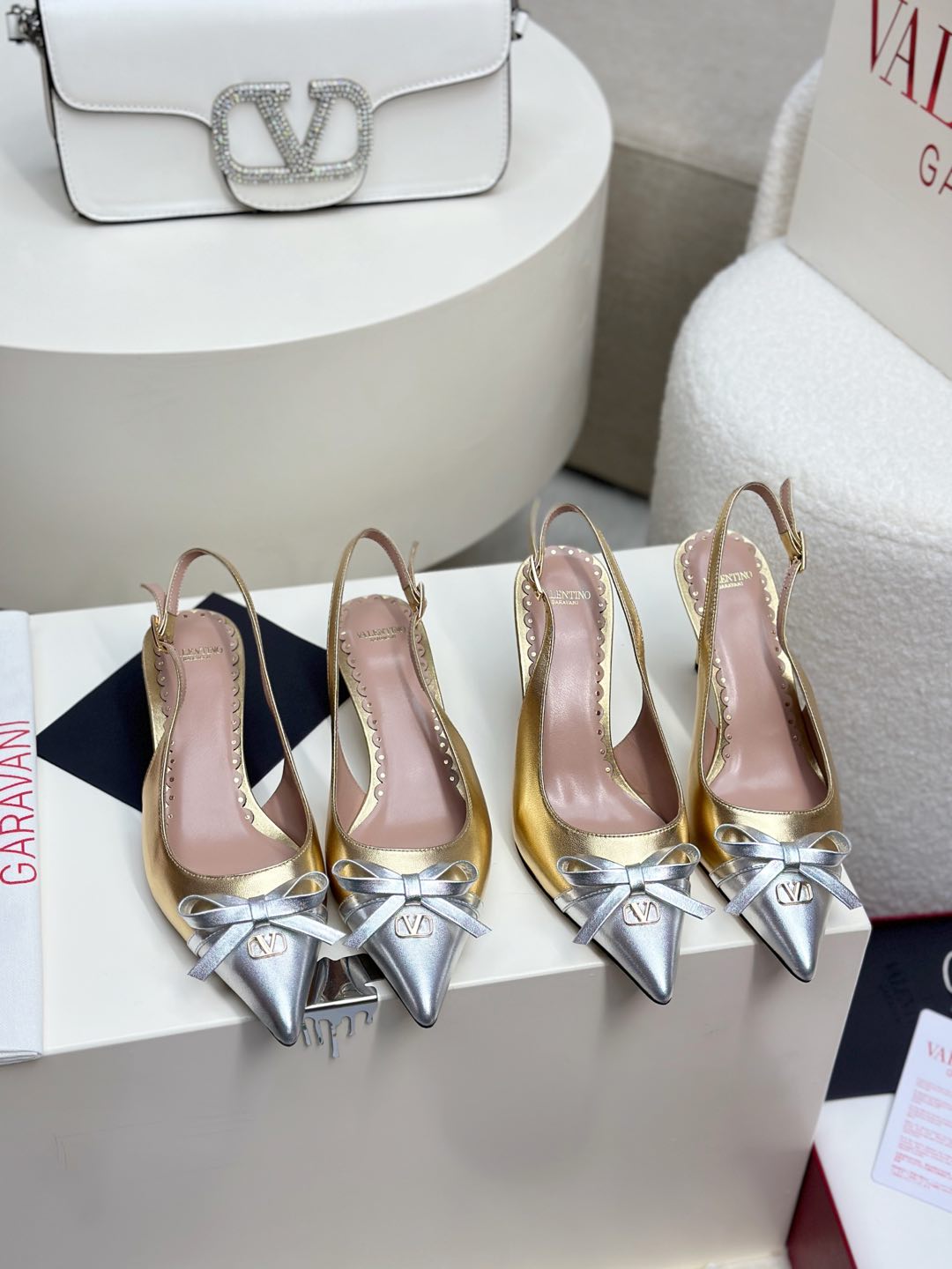 NO:257392,Top version - genuine leather sole VALENTINO latest V Logo SIGNAl small V button bow splicing design high heels. New colors are available in early spring [sandals single shoes] ●━━━━━━━━━━━━━━━━━━━──────────────────────────────────────────────────────────────────────────────────────────────────────────────────────────────────────�  ●━━━━━━━━─────────────────────────────, high heels, valentino, sandals, high heels, cowhide, sheepskin19860909顶级版-真皮底VALENTINO  最新V Logo SIGNAl小V扣蝴蝶结拼接设计高跟鞋 早春新色上市【凉鞋单鞋】 ●━━━━━━────── 面料牛皮 漆皮 ●━━━━━━────── 内里全粒面羊皮 ●━━━━━━────── 大底意大利真皮 ●━━━━━━────── 中底原版意大利进口材料 ●━━━━━━────── 配色【牛皮金色 银色】多色可选 ●━━━━━━────── 跟高4.0/8.0cm ●━━━━━━────── 配码35 -39（34 40 41定做不退换） ●━━━━━━────── 包装专柜同步包装 ●━━━━━━─────,高跟鞋,valentino,sandals,high heels,cowhide,sheepskin,Women's Shoes