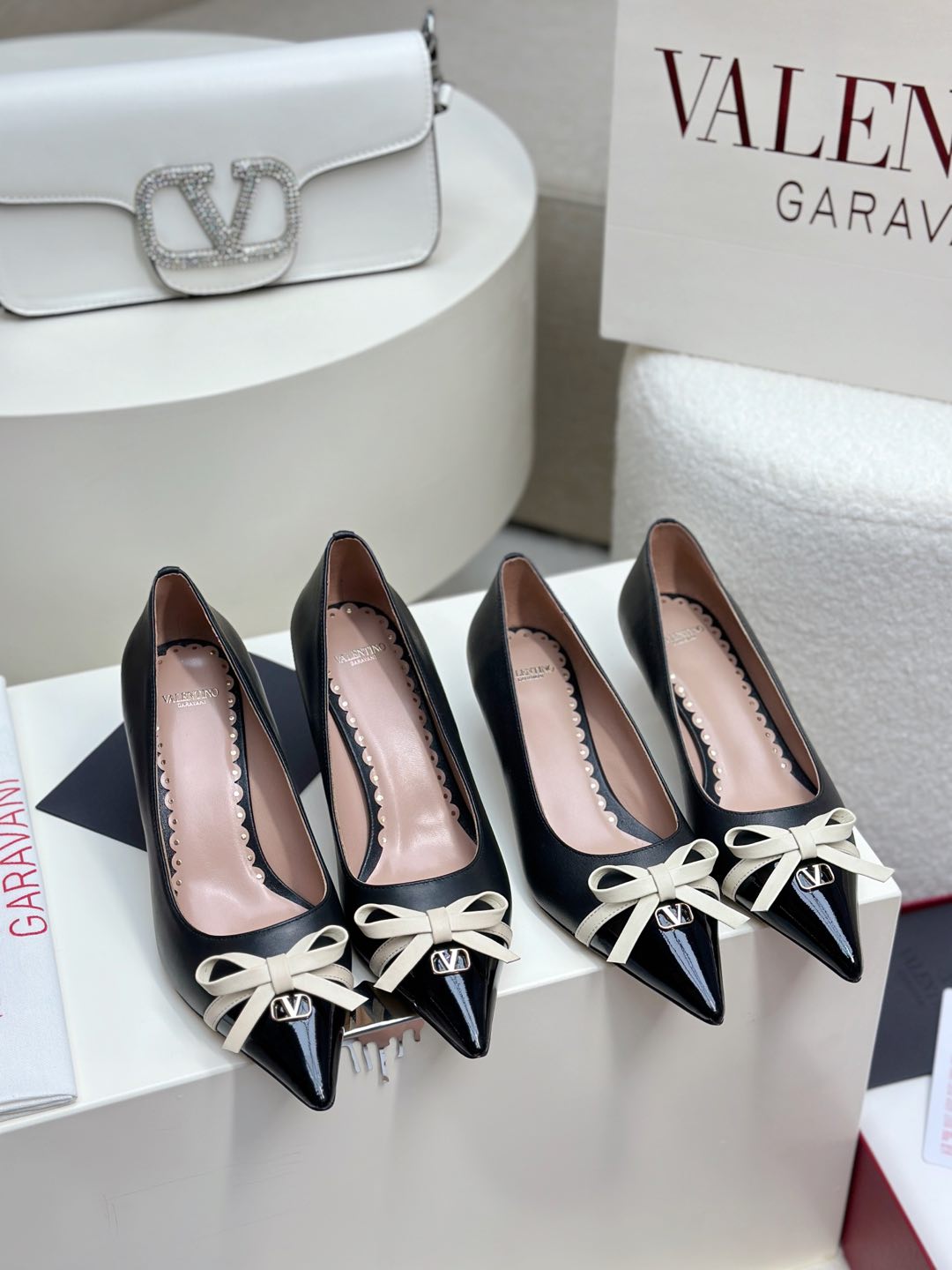 NO:257395,Top version - genuine leather sole VALENTINO latest V Logo SIGNAl small V button bow splicing design high heels. New colors are available in early spring [sandals single shoes] ●━━━━━━━━━━━━━━━━━────────────────────────────────────────────────────────────────────────────────────────────────────────────────────────────────────────�  ●━━━━━━━━─────────────────────────────, high heels, valentino, sandals, high heels, cowhide, sheepskin19860909顶级版-真皮底VALENTINO  最新V Logo SIGNAl小V扣蝴蝶结拼接设计高跟鞋 早春新色上市【凉鞋单鞋】 ●━━━━━━────── 面料牛皮 漆皮 ●━━━━━━────── 内里全粒面羊皮 ●━━━━━━────── 大底意大利真皮 ●━━━━━━────── 中底原版意大利进口材料 ●━━━━━━────── 配色【黑色牛皮 漆皮】多色可选 ●━━━━━━────── 跟高4.0/8.0cm ●━━━━━━────── 配码35 -39（34 40 41定做不退换） ●━━━━━━────── 包装专柜同步包装 ●━━━━━━─────,高跟鞋,valentino,sandals,high heels,cowhide,sheepskin,Women's Shoes