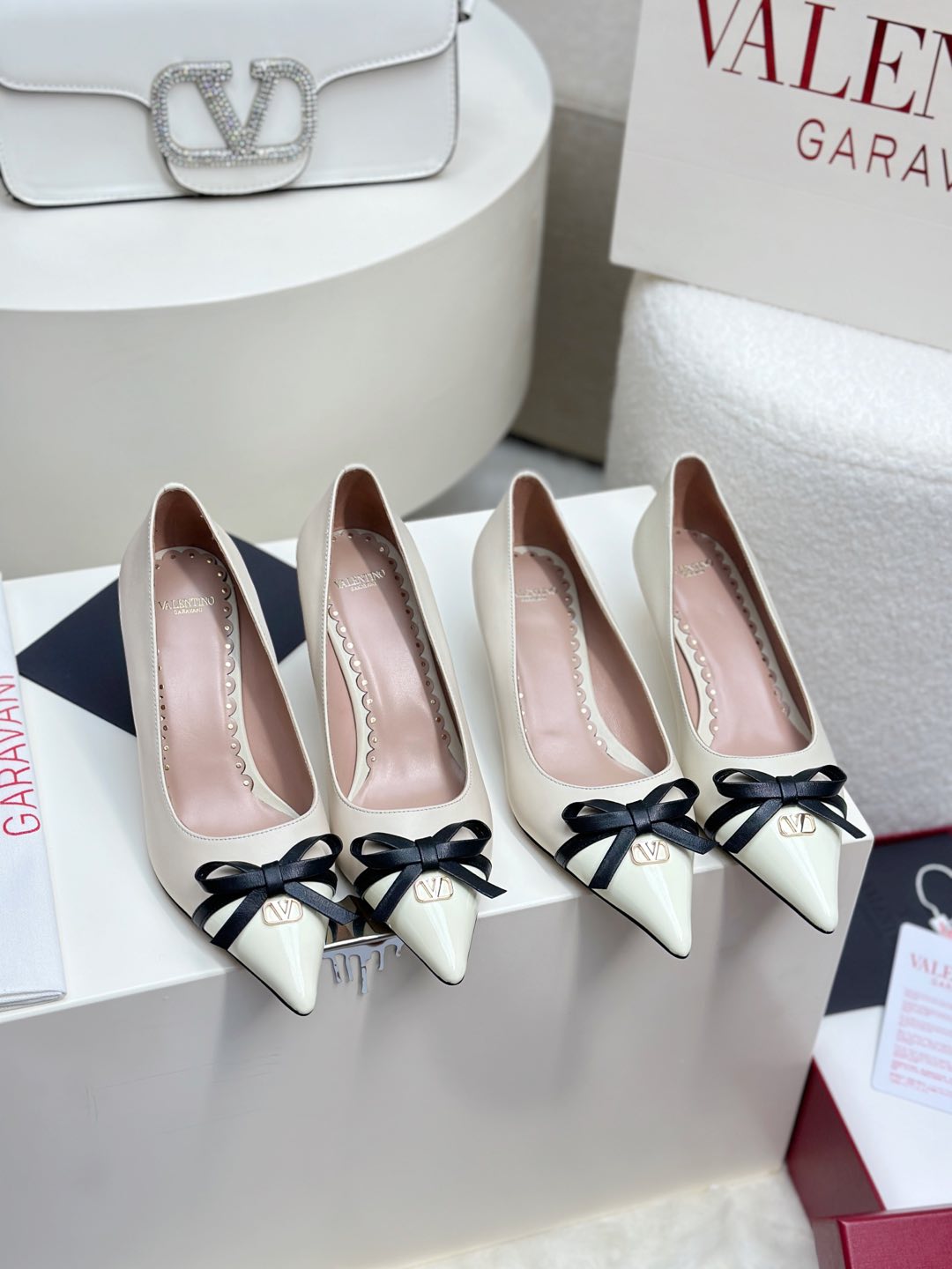 NO:257398,Top version - genuine leather sole VALENTINO latest V Logo SIGNAl small V button bow splicing design high heels. New colors are available in early spring [sandals single shoes] ●━━━━━━━━━━━━━━━━━────────────────────────────────────────────────────────────────────────────────────────────────────────────────────────────────────────�  ●━━━━━━━━─────────────────────────────, high heels, valentino, sandals, high heels, cowhide, sheepskin19860909顶级版-真皮底VALENTINO  最新V Logo SIGNAl小V扣蝴蝶结拼接设计高跟鞋 早春新色上市【凉鞋单鞋】 ●━━━━━━────── 面料牛皮 漆皮 ●━━━━━━────── 内里全粒面羊皮 ●━━━━━━────── 大底意大利真皮 ●━━━━━━────── 中底原版意大利进口材料 ●━━━━━━────── 配色【米白牛皮 漆皮】多色可选 ●━━━━━━────── 跟高4.0/8.0cm ●━━━━━━────── 配码35 -39（34 40 41定做不退换） ●━━━━━━────── 包装专柜同步包装 ●━━━━━━─────,高跟鞋,valentino,sandals,high heels,cowhide,sheepskin,Women's Shoes