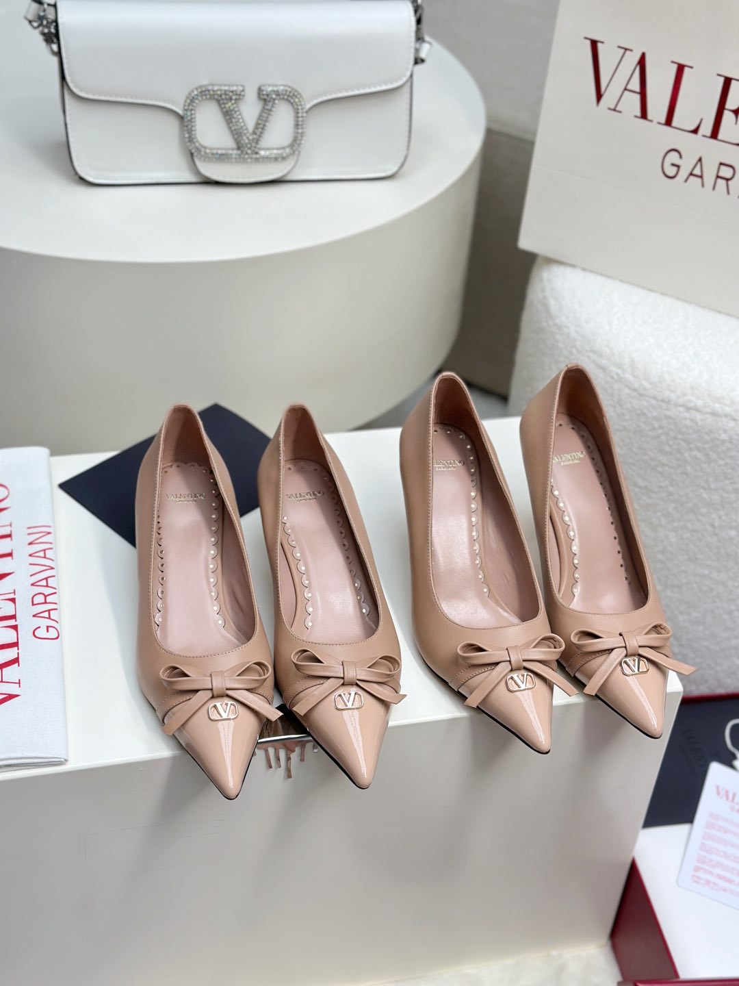 NO:257401,Top version - genuine leather sole VALENTINO latest V Logo SIGNAl small V button bow splicing design high heels. New colors are available in early spring [sandals single shoes] ●━━━━━━━━━━━━━━━━━━───────────────────────────────────────────────────────────────────────────────────────────────────────────────────────────────────────�  ●━━━━━━━━─────────────────────────────, high heels, valentino, sandals, high heels, cowhide, sheepskin19860909顶级版-真皮底VALENTINO  最新V Logo SIGNAl小V扣蝴蝶结拼接设计高跟鞋 早春新色上市【凉鞋单鞋】 ●━━━━━━────── 面料牛皮 漆皮 ●━━━━━━────── 内里全粒面羊皮 ●━━━━━━────── 大底意大利真皮 ●━━━━━━────── 中底原版意大利进口材料 ●━━━━━━────── 配色【杏色牛皮 漆皮】多色可选 ●━━━━━━────── 跟高4.0/8.0cm ●━━━━━━────── 配码35 -39（34 40 41定做不退换） ●━━━━━━────── 包装专柜同步包装 ●━━━━━━─────,高跟鞋,valentino,sandals,high heels,cowhide,sheepskin,Women's Shoes