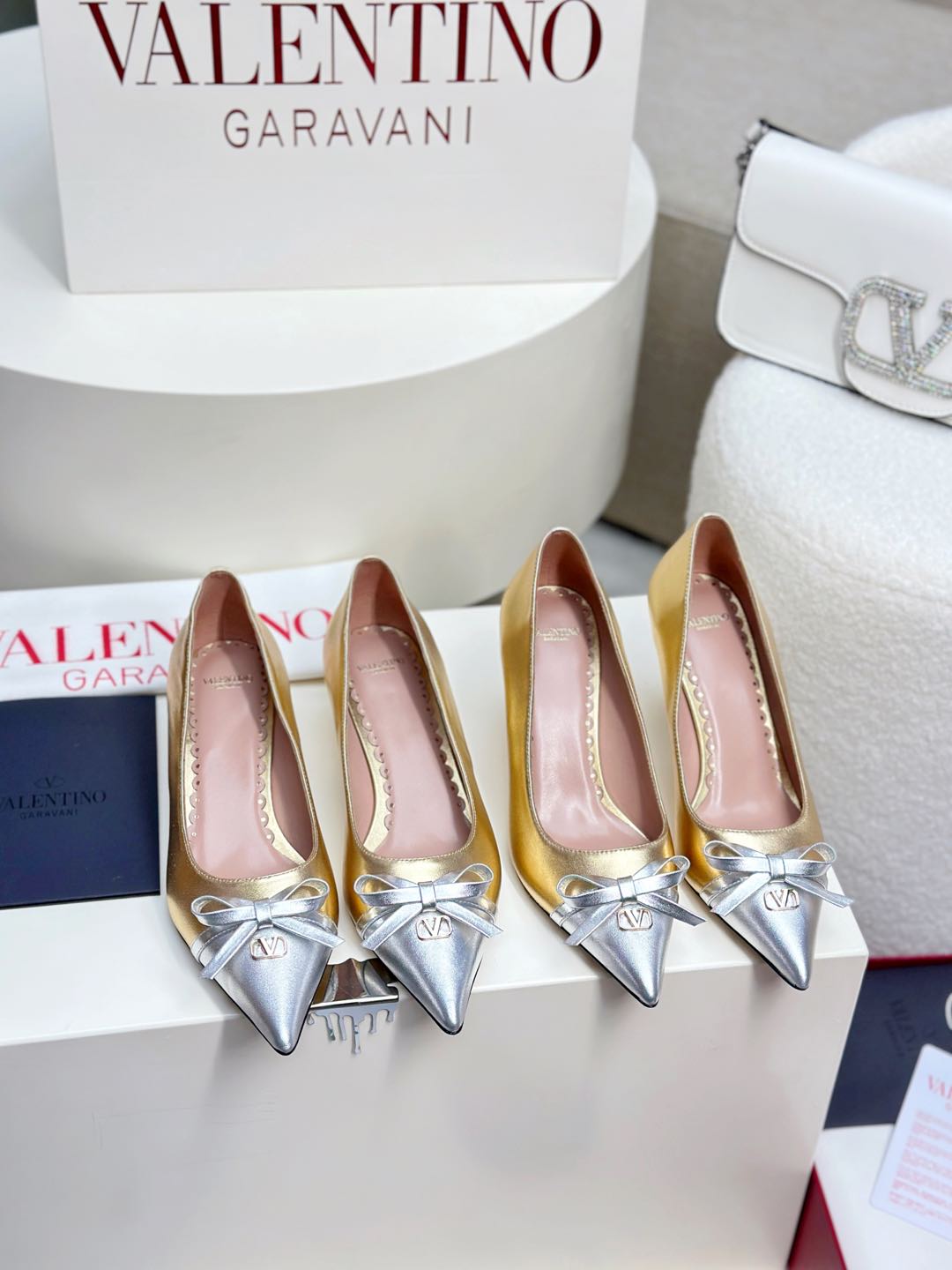 NO:257404,Top version - genuine leather sole VALENTINO latest V Logo SIGNAl small V button bow splicing design high heels. New colors are available in early spring [sandals single shoes] ●━━━━━━━━━━━━━━━━━━━──────────────────────────────────────────────────────────────────────────────────────────────────────────────────────────────────────�  ●━━━━━━━━─────────────────────────────, high heels, valentino, sandals, high heels, cowhide, sheepskin19860909顶级版-真皮底VALENTINO  最新V Logo SIGNAl小V扣蝴蝶结拼接设计高跟鞋 早春新色上市【凉鞋单鞋】 ●━━━━━━────── 面料牛皮 漆皮 ●━━━━━━────── 内里全粒面羊皮 ●━━━━━━────── 大底意大利真皮 ●━━━━━━────── 中底原版意大利进口材料 ●━━━━━━────── 配色【牛皮金色 银色】多色可选 ●━━━━━━────── 跟高4.0/8.0cm ●━━━━━━────── 配码35 -39（34 40 41定做不退换） ●━━━━━━────── 包装专柜同步包装 ●━━━━━━─────,高跟鞋,valentino,sandals,high heels,cowhide,sheepskin,Women's Shoes