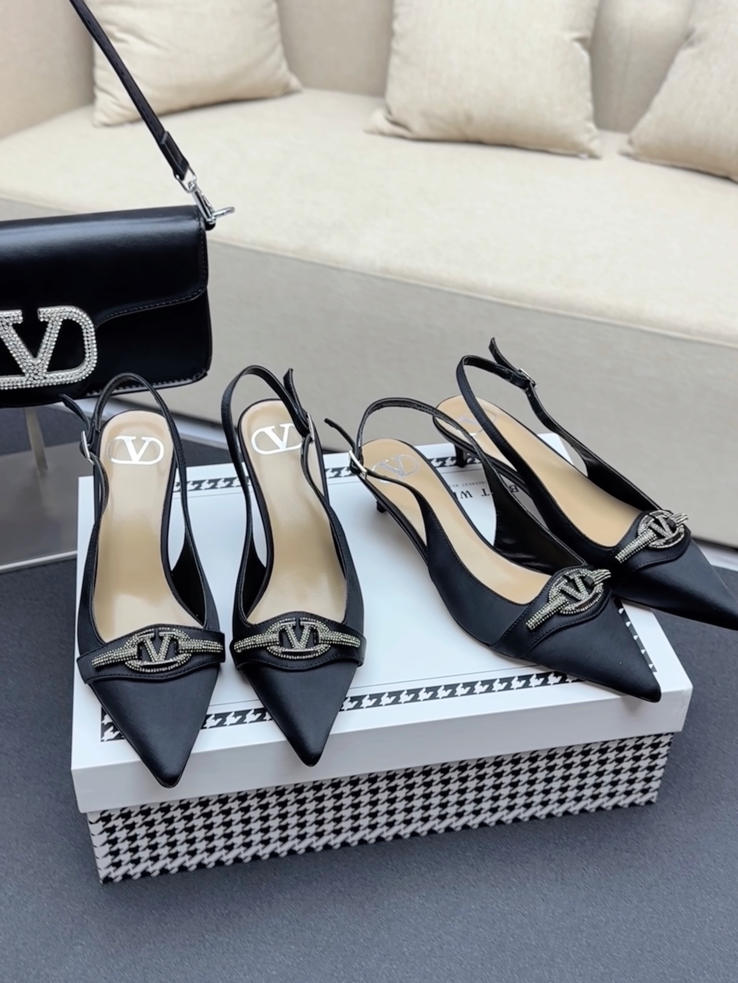 NO:232339,Top version - genuine leather sole VALENTINO latest V Logo SIGNATURE crystal diamond buckle with high heels in the back. The new model is on sale in early spring [】 ●━━━━━━━━━━━━━━━───────────────────────────────────────────────────────────────────────────────────────────────────────────────────────────────────────────  ●━━━━━━━━───────────────────, sandals, valentino, sandals, high heels, sheepskin, real silk19860909顶级版-真皮底VALENTINO  最新V Logo SIGNATURE水晶钻扣后带高跟鞋 早春新款上市【】 ●━━━━━━────── 面料进口贴膜羊皮/细腻真丝布 ●━━━━━━────── 内里全粒面羊皮 ●━━━━━━────── 大底意大利真皮 ●━━━━━━────── 中底原版意大利进口材料 ●━━━━━━────── 配色【真丝黑色】 ●━━━━━━────── 跟高4.0/8.0cm ●━━━━━━────── 配码35 -39（34 40 41定做不退换） ●━━━━━━────── 包装专柜同步包装 ●━━━━━━─────,凉鞋,valentino,sandals,high heels,sheepskin,real silk,Women's Shoes