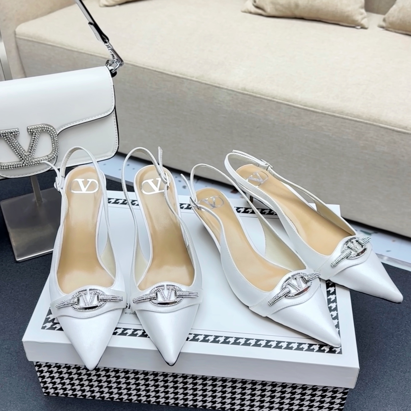 NO:232342,Top version - genuine leather sole VALENTINO latest V Logo SIGNATURE crystal diamond buckle with high heels in the back. The new model is on sale in early spring [】 ●━━━━━━━━━━━━━━━━──────────────────────────────────────────────────────────────────────────────────────────────────────────────────────────────────────────  ●━━━━━━━━───────────────────, sandals, valentino, sandals, high heels, sheepskin, real silk19860909顶级版-真皮底VALENTINO  最新V Logo SIGNATURE水晶钻扣后带高跟鞋 早春新款上市【】 ●━━━━━━────── 面料进口贴膜羊皮/细腻真丝布 ●━━━━━━────── 内里全粒面羊皮 ●━━━━━━────── 大底意大利真皮 ●━━━━━━────── 中底原版意大利进口材料 ●━━━━━━────── 配色【真丝白色】 ●━━━━━━────── 跟高4.0/8.0cm ●━━━━━━────── 配码35 -39（34 40 41定做不退换） ●━━━━━━────── 包装专柜同步包装 ●━━━━━━─────,凉鞋,valentino,sandals,high heels,sheepskin,real silk,Women's Shoes