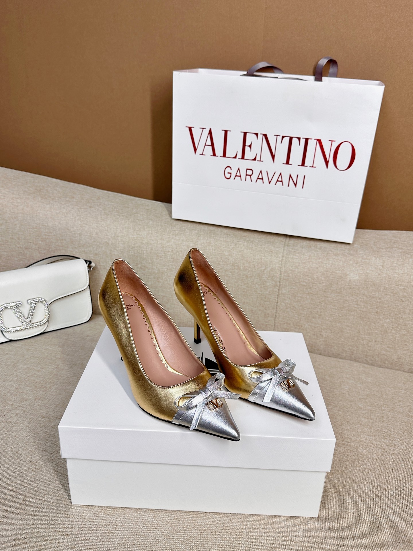 NO:257354,Top version - genuine leather sole VALENTINO latest V Logo SIGNAl small V button bow splicing design high heels. New colors are available in early spring [sandals single shoes] ●━━━━━━━━━━━━━━━━━────────────────────────────────────────────────────────────────────────────────────────────────────────────────────────────────────────�  ●━━━━━━━━─────────────────────────────, high heels, valentino, sandals, high heels, cowhide, sheepskin19860909顶级版-真皮底VALENTINO  最新V Logo SIGNAl小V扣蝴蝶结拼接设计高跟鞋 早春新色上市【凉鞋单鞋】 ●━━━━━━────── 面料牛皮 漆皮 ●━━━━━━────── 内里全粒面羊皮 ●━━━━━━────── 大底意大利真皮 ●━━━━━━────── 中底原版意大利进口材料 ●━━━━━━────── 配色【金色 银色】多色可选 ●━━━━━━────── 跟高4.0/8.0cm ●━━━━━━────── 配码35 -39（34 40 41定做不退换） ●━━━━━━────── 包装专柜同步包装 ●━━━━━━─────,高跟鞋,valentino,sandals,high heels,cowhide,sheepskin,Women's Shoes