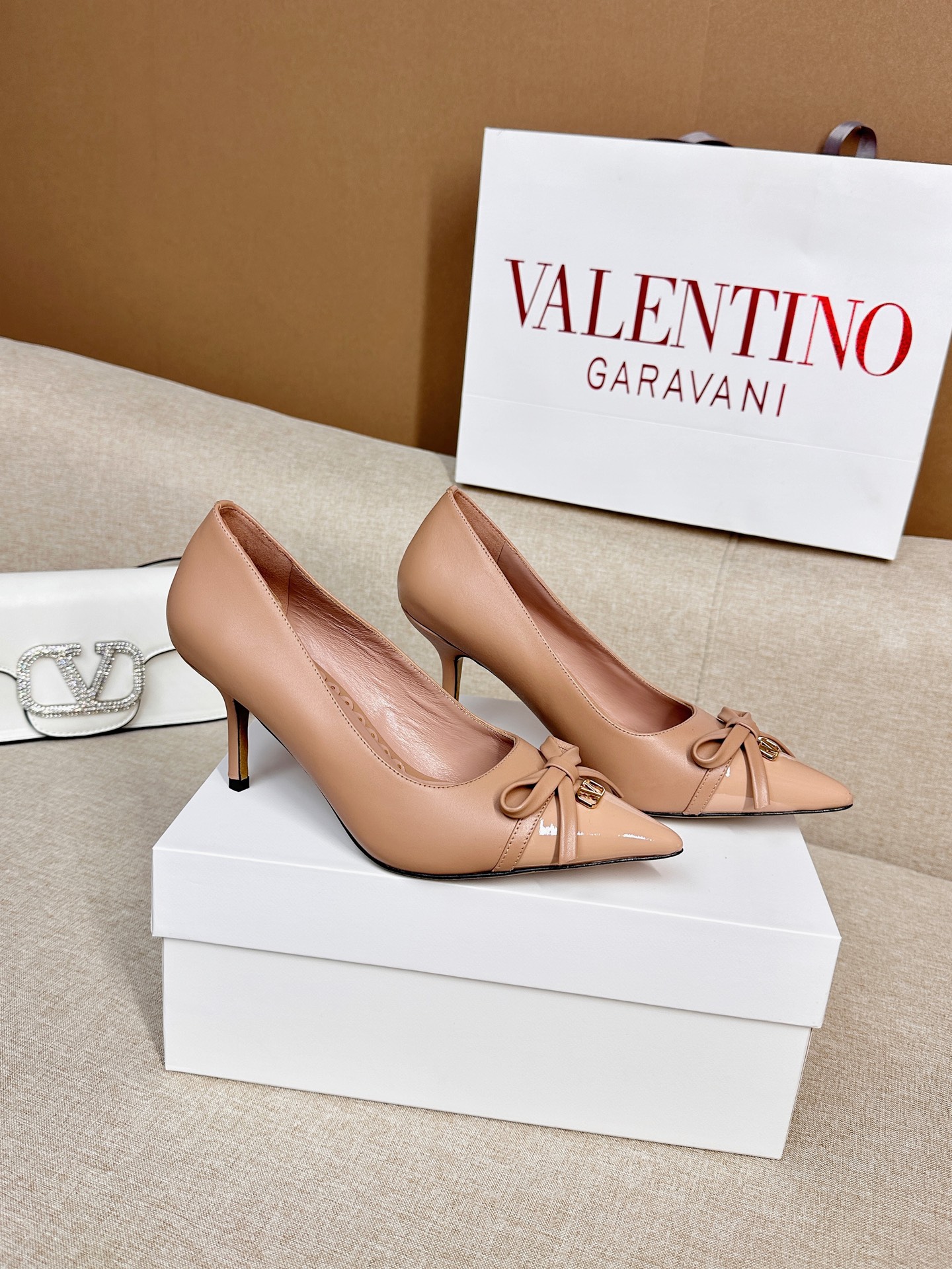 NO:257357,Top version - genuine leather sole VALENTINO latest V Logo SIGNAl small V button bow splicing design high heels. New colors are available in early spring [sandals single shoes] ●━━━━━━━━━━━━━━━━━━───────────────────────────────────────────────────────────────────────────────────────────────────────────────────────────────────────�  ●━━━━━━━━─────────────────────────────, high heels, valentino, sandals, high heels, cowhide, sheepskin19860909顶级版-真皮底VALENTINO  最新V Logo SIGNAl小V扣蝴蝶结拼接设计高跟鞋 早春新色上市【凉鞋单鞋】 ●━━━━━━────── 面料牛皮 漆皮 ●━━━━━━────── 内里全粒面羊皮 ●━━━━━━────── 大底意大利真皮 ●━━━━━━────── 中底原版意大利进口材料 ●━━━━━━────── 配色【牛皮杏色 漆皮】多色可选 ●━━━━━━────── 跟高4.0/8.0cm ●━━━━━━────── 配码35 -39（34 40 41定做不退换） ●━━━━━━────── 包装专柜同步包装 ●━━━━━━─────,高跟鞋,valentino,sandals,high heels,cowhide,sheepskin,Women's Shoes