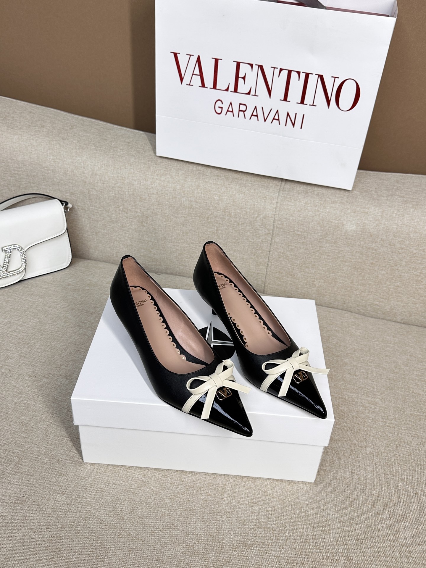 NO:257360,Top version - genuine leather sole VALENTINO latest V Logo SIGNAl small V button bow splicing design high heels. New colors are available in early spring [sandals single shoes] ●━━━━━━━━━━━━━━━━━━───────────────────────────────────────────────────────────────────────────────────────────────────────────────────────────────────────�  ●━━━━━━━━─────────────────────────────, high heels, valentino, sandals, high heels, cowhide, sheepskin19860909顶级版-真皮底VALENTINO  最新V Logo SIGNAl小V扣蝴蝶结拼接设计高跟鞋 早春新色上市【凉鞋单鞋】 ●━━━━━━────── 面料牛皮 漆皮 ●━━━━━━────── 内里全粒面羊皮 ●━━━━━━────── 大底意大利真皮 ●━━━━━━────── 中底原版意大利进口材料 ●━━━━━━────── 配色【牛皮黑色 漆皮】多色可选 ●━━━━━━────── 跟高4.0/8.0cm ●━━━━━━────── 配码35 -39（34 40 41定做不退换） ●━━━━━━────── 包装专柜同步包装 ●━━━━━━─────,高跟鞋,valentino,sandals,high heels,cowhide,sheepskin,Women's Shoes