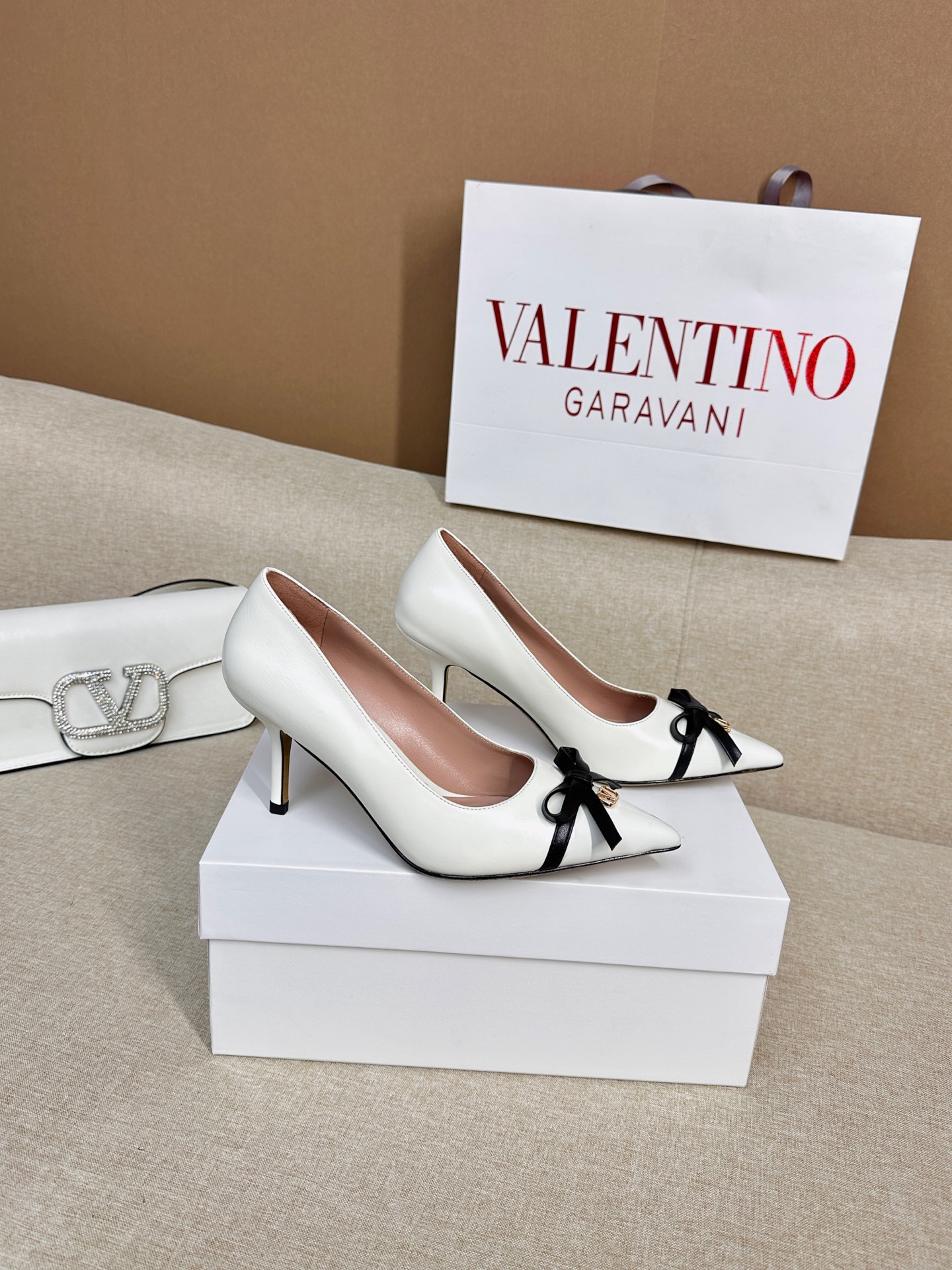 NO:257363,Top version - genuine leather sole VALENTINO latest V Logo SIGNAl small V button bow splicing design high heels. New colors are available in early spring [sandals single shoes] ●━━━━━━━━━━━━━━━━━────────────────────────────────────────────────────────────────────────────────────────────────────────────────────────────────────────�  ●━━━━━━━━─────────────────────────────, high heels, valentino, sandals, high heels, cowhide, sheepskin19860909顶级版-真皮底VALENTINO  最新V Logo SIGNAl小V扣蝴蝶结拼接设计高跟鞋 早春新色上市【凉鞋单鞋】 ●━━━━━━────── 面料牛皮 漆皮 ●━━━━━━────── 内里全粒面羊皮 ●━━━━━━────── 大底意大利真皮 ●━━━━━━────── 中底原版意大利进口材料 ●━━━━━━────── 配色【牛皮米白 漆皮】多色可选 ●━━━━━━────── 跟高4.0/8.0cm ●━━━━━━────── 配码35 -39（34 40 41定做不退换） ●━━━━━━────── 包装专柜同步包装 ●━━━━━━─────,高跟鞋,valentino,sandals,high heels,cowhide,sheepskin,Women's Shoes