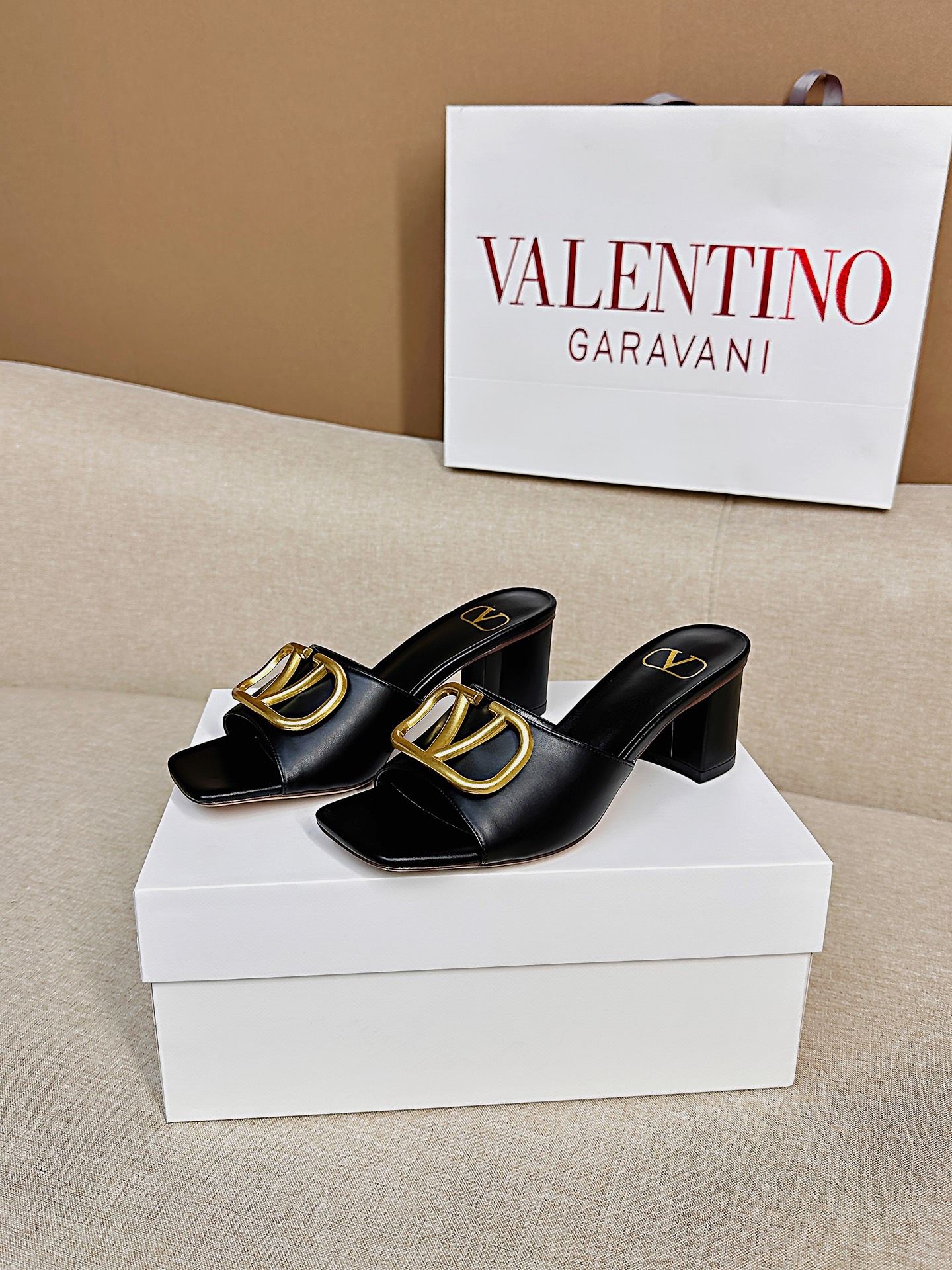 NO:263752,Top version - genuine leather sole VALENTINO classic versatile V-buckle thick heel empty slippers ●━━━━━━━━━━━━━━━━━━━━━━━─────────────────────────────────────────────────────────────────────────────────────────────────────────────────────────────────────────�  ●━━━━━━━━───────, slippers, valentino, slippers, cowhide, sheepskin19860909顶级版-真皮底VALENTINO  经典百搭V扣粗跟后空拖鞋  ●━━━━━━────── 面料牛皮/漆皮 ●━━━━━━────── 内里全粒面羊皮 ●━━━━━━────── 大底意大利真皮 ●━━━━━━────── 中底原版意大利进口材料 ●━━━━━━────── 配色【牛皮黑色】多色可选 ●━━━━━━────── 跟高6.0cm ●━━━━━━────── 配码35 -39（ 40 41 定做不退换） ●━━━━━━────── 包装专柜同步包装 ●━━━━━━─────,拖鞋,valentino,slippers,cowhide,sheepskin,Women's Shoes