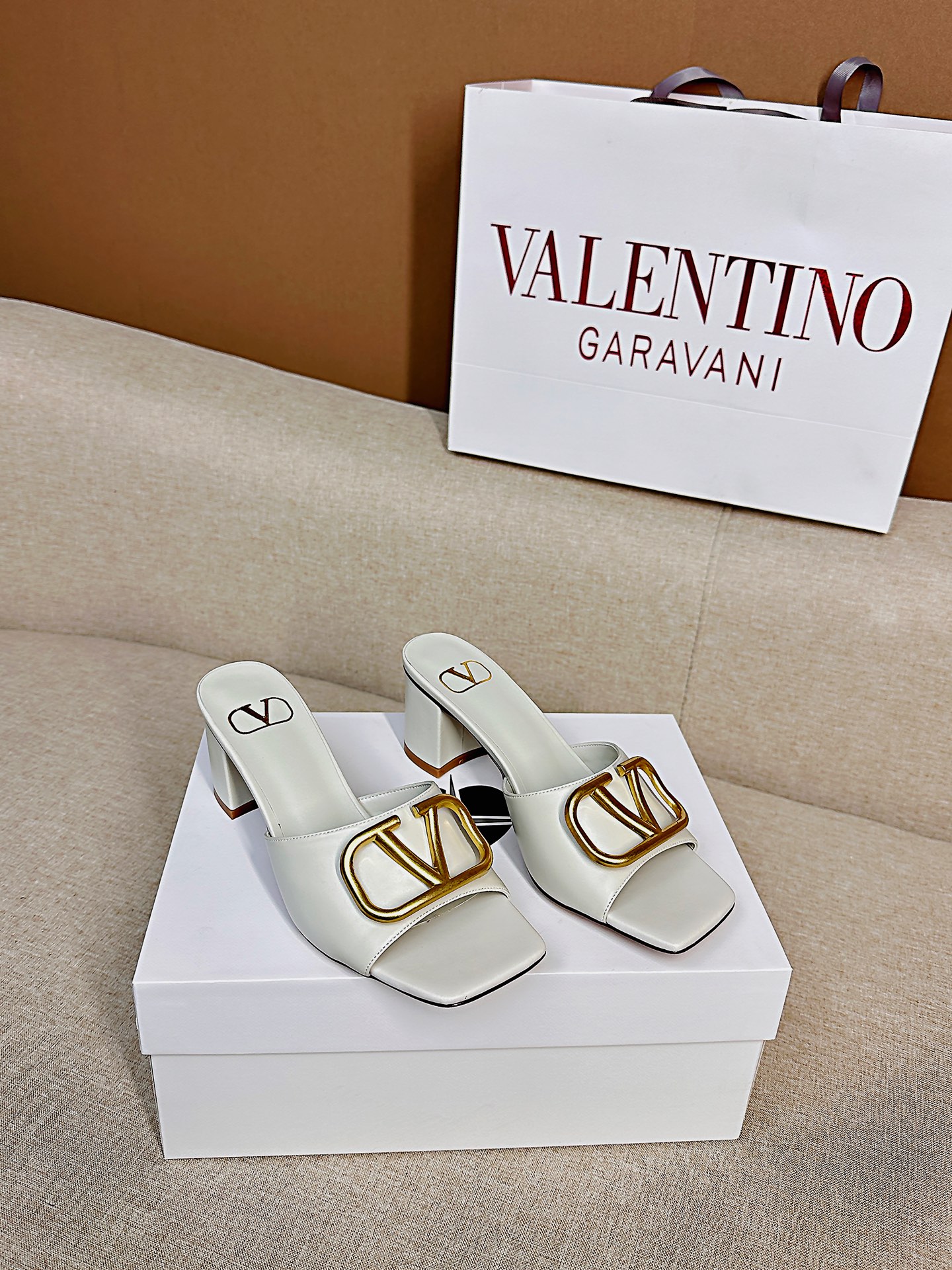 NO:263755,Top version - genuine leather sole VALENTINO classic versatile V-buckle thick heel empty slippers ●━━━━━━━━━━━━━━━━━━━━━━━─────────────────────────────────────────────────────────────────────────────────────────────────────────────────────────────────────────�  ●━━━━━━━━───────, slippers, valentino, slippers, cowhide, sheepskin19860909顶级版-真皮底VALENTINO  经典百搭V扣粗跟后空拖鞋  ●━━━━━━────── 面料牛皮/漆皮 ●━━━━━━────── 内里全粒面羊皮 ●━━━━━━────── 大底意大利真皮 ●━━━━━━────── 中底原版意大利进口材料 ●━━━━━━────── 配色【牛皮白色】多色可选 ●━━━━━━────── 跟高6.0cm ●━━━━━━────── 配码35 -39（ 40 41 定做不退换） ●━━━━━━────── 包装专柜同步包装 ●━━━━━━─────,拖鞋,valentino,slippers,cowhide,sheepskin,Women's Shoes