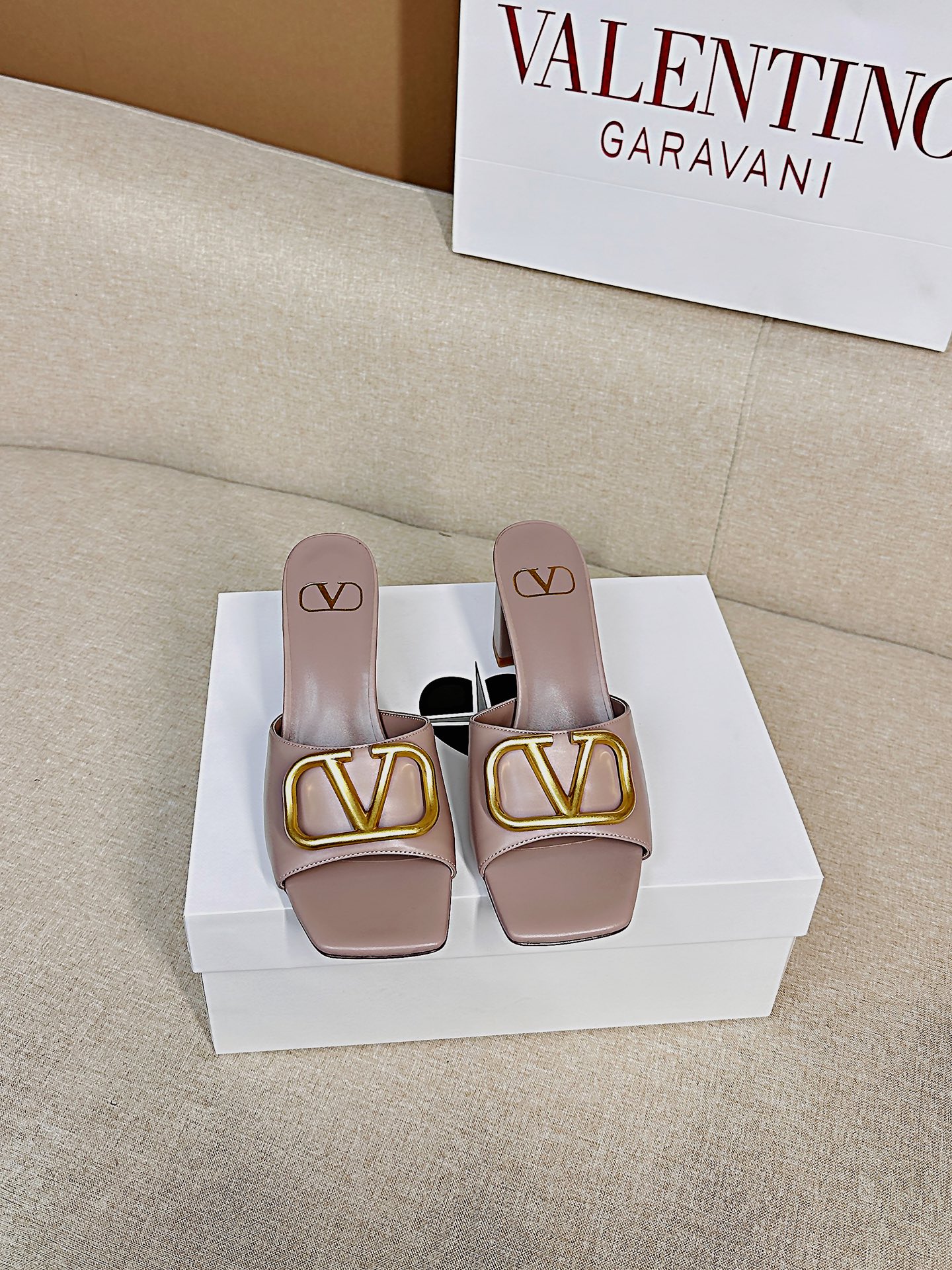 NO:263758,Top version - genuine leather sole VALENTINO classic versatile V-buckle thick heel empty slippers ●━━━━━━━━━━━━━━━━━━━━━━━─────────────────────────────────────────────────────────────────────────────────────────────────────────────────────────────────────────�  ●━━━━━━━━───────, slippers, valentino, slippers, cowhide, sheepskin19860909顶级版-真皮底VALENTINO  经典百搭V扣粗跟后空拖鞋  ●━━━━━━────── 面料牛皮/漆皮 ●━━━━━━────── 内里全粒面羊皮 ●━━━━━━────── 大底意大利真皮 ●━━━━━━────── 中底原版意大利进口材料 ●━━━━━━────── 配色【牛皮裸粉】多色可选 ●━━━━━━────── 跟高6.0cm ●━━━━━━────── 配码35 -39（ 40 41 定做不退换） ●━━━━━━────── 包装专柜同步包装 ●━━━━━━─────,拖鞋,valentino,slippers,cowhide,sheepskin,Women's Shoes
