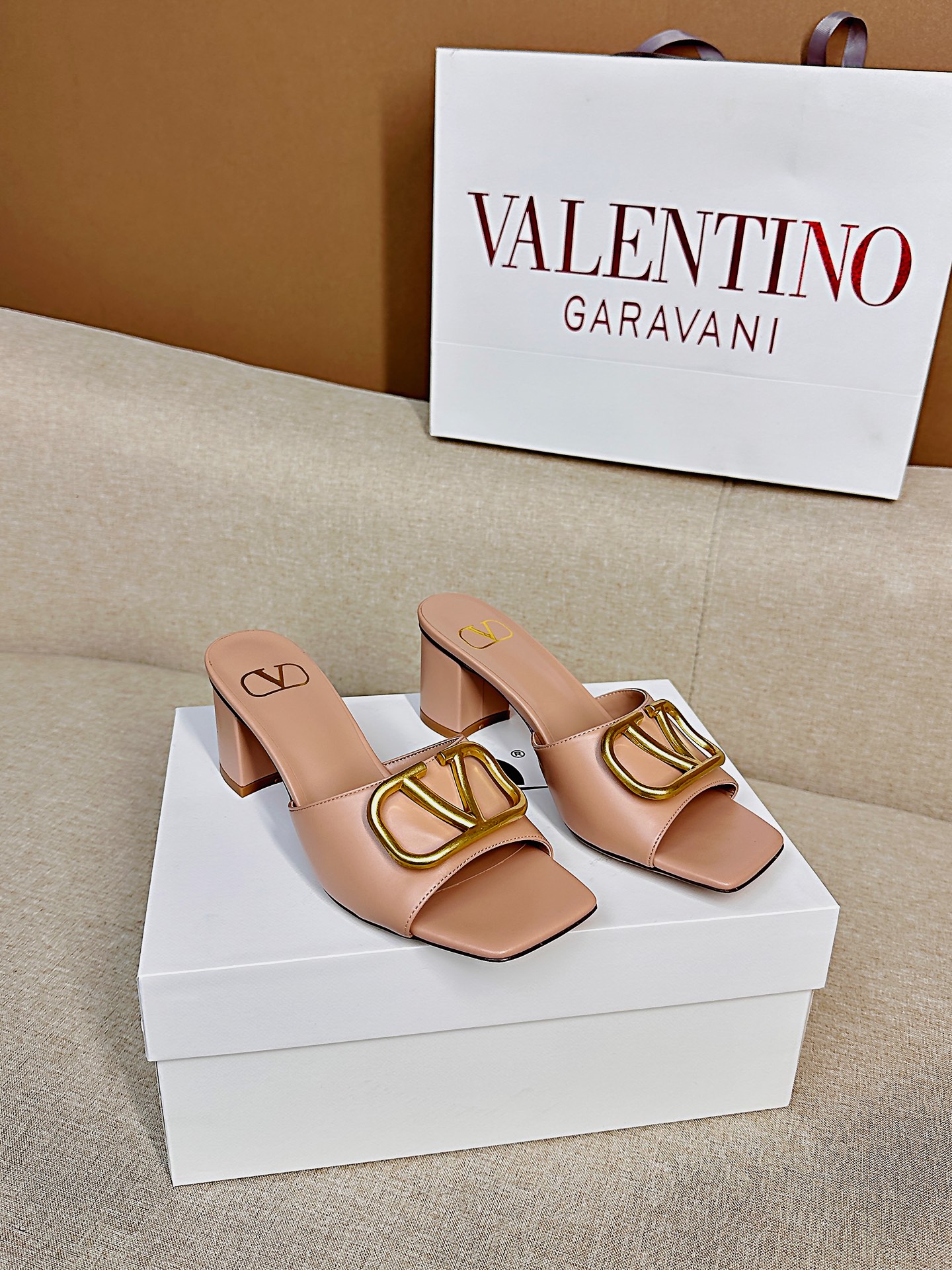 NO:263761,Top version - genuine leather sole VALENTINO classic all-match V-buckle thick heel empty slippers ●━━━━━━━━━━━━━━━━━━━━────────────────────────────────────────────────────────────────────────────────────────────────────────────────────────────────────────────�  ●━━━━━━━━───────, slippers, valentino, slippers, cowhide, sheepskin19860909顶级版-真皮底VALENTINO  经典百搭V扣粗跟后空拖鞋  ●━━━━━━────── 面料牛皮/漆皮 ●━━━━━━────── 内里全粒面羊皮 ●━━━━━━────── 大底意大利真皮 ●━━━━━━────── 中底原版意大利进口材料 ●━━━━━━────── 配色【牛皮杏色】多色可选 ●━━━━━━────── 跟高6.0cm ●━━━━━━────── 配码35 -39（ 40 41 定做不退换） ●━━━━━━────── 包装专柜同步包装 ●━━━━━━─────,拖鞋,valentino,slippers,cowhide,sheepskin,Women's Shoes