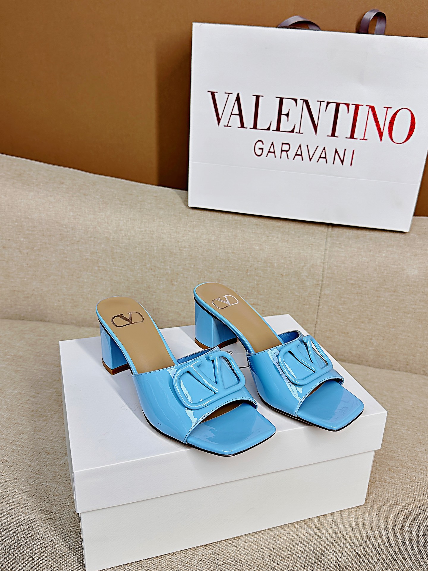 NO:263764,Top version - genuine leather sole VALENTINO GARAVANI VLOGO CUT-OUT 25 latest classic all-match V-button slippers ●━━━━━━━━━━━━━━━━━━─────────────────────────────────────────────────────────────────────────────────────────────────────────────────────────────────────────  ●━━━━━━━━─────────────────────────────, slippers, valentino, slippers, cowhide, sheepskin19860909顶级版-真皮底VALENTINO GARAVANI VLOGO CUT-OUT 25最新经典百搭V扣拖鞋  ●━━━━━━────── 面料顶级小牛皮 ●━━━━━━────── 内里全粒面混种羊皮 ●━━━━━━────── 大底意大利真皮 ●━━━━━━────── 中底原版意大利进口材料 ●━━━━━━────── 配色【漆皮蓝色】多色可选 ●━━━━━━────── 跟高平底/6.5cm ●━━━━━━────── 配码35 -39（ 40 41 定做不退换） ●━━━━━━────── 包装专柜同步包装 ●━━━━━━─────,拖鞋,valentino,slippers,cowhide,sheepskin,Women's Shoes