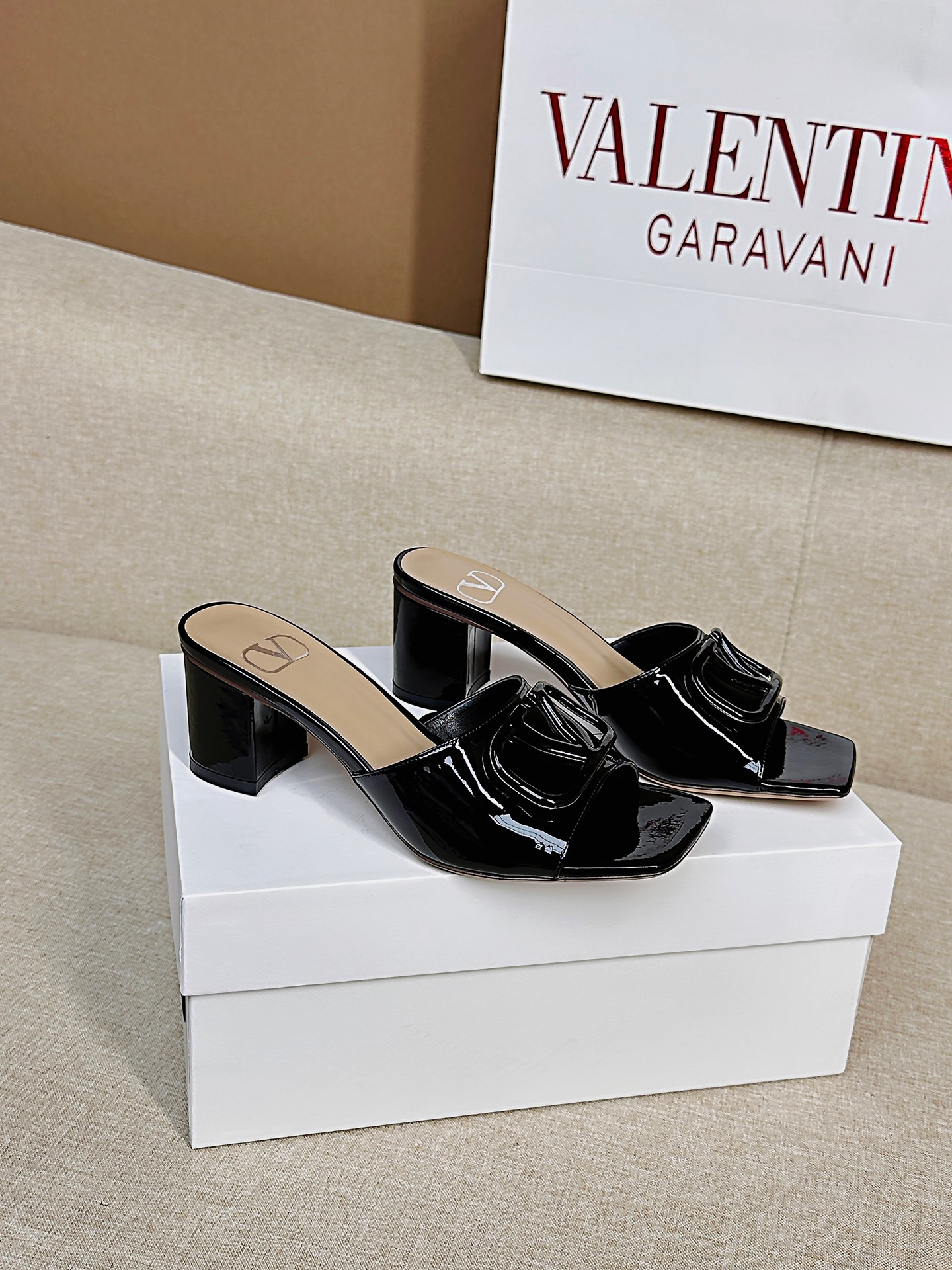 NO:263766,Top version - genuine leather sole VALENTINO GARAVANI VLOGO CUT-OUT 25 latest classic all-match V-button slippers ●━━━━━━━━━━━━━━━━━━─────────────────────────────────────────────────────────────────────────────────────────────────────────────────────────────────────────  Packaging counter synchronous packaging ●━━━━━━━────────, slippers, valentino, slippers, cowhide, sheepskin19860909顶级版-真皮底VALENTINO GARAVANI VLOGO CUT-OUT 25最新经典百搭V扣拖鞋  ●━━━━━━────── 面料顶级小牛皮 ●━━━━━━────── 内里全粒面混种羊皮 ●━━━━━━────── 大底意大利真皮 ●━━━━━━────── 中底原版意大利进口材料 ●━━━━━━────── 配色【漆皮黑色】多色可选 ●━━━━━━────── 跟高平底/6.5cm ●━━━━━━────── 配码35 -39（ 40 41 定做不退换） ●━━━━━━────── 包装专柜同步包装 ●━━━━━━─────,拖鞋,valentino,slippers,cowhide,sheepskin,Women's Shoes