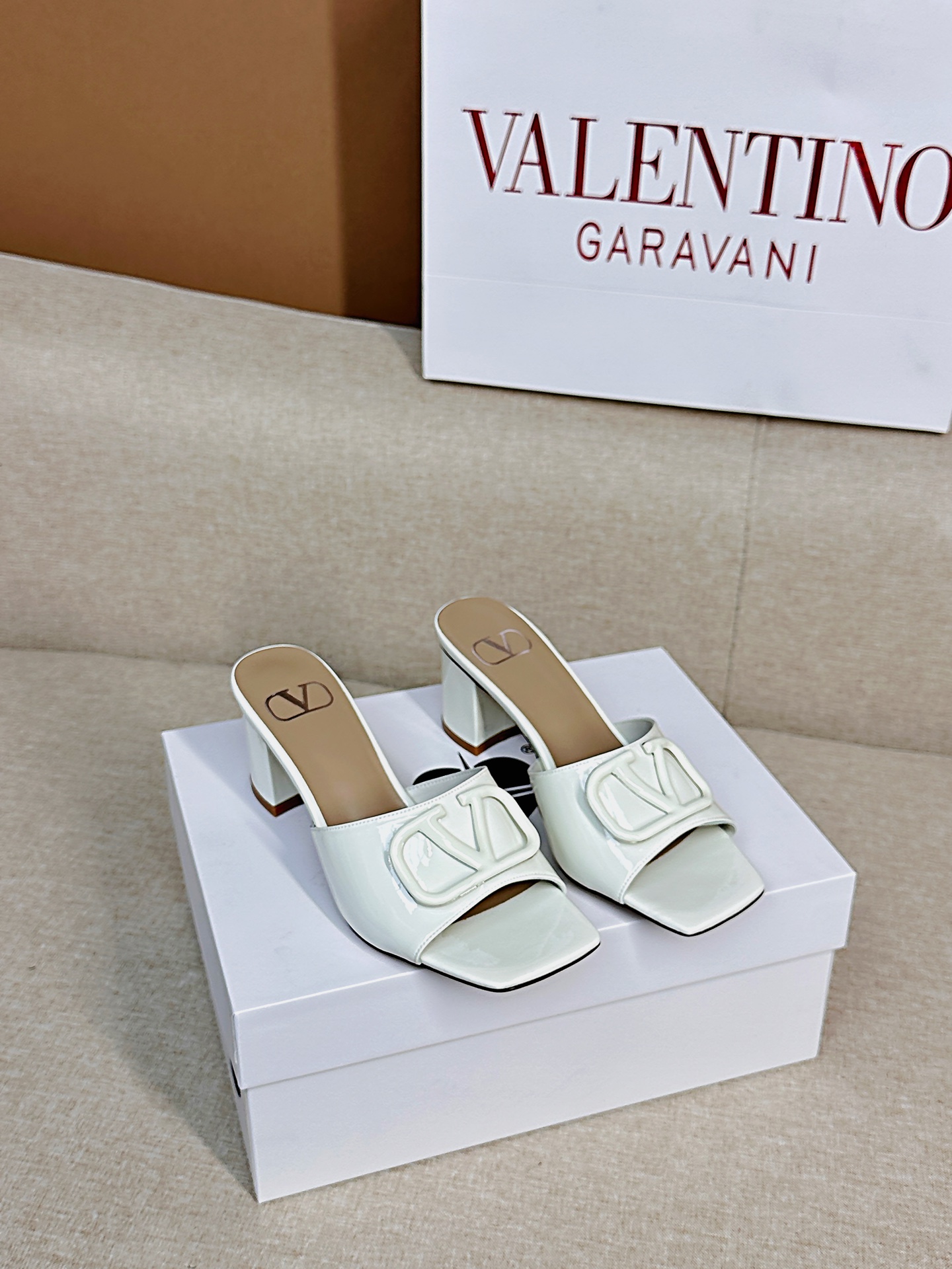 NO:263768,Top version - genuine leather sole VALENTINO GARAVANI VLOGO CUT-OUT 25 latest classic all-match V-button slippers ●━━━━━━━━━━━━━━━━━━─────────────────────────────────────────────────────────────────────────────────────────────────────────────────────────────────────────  ●━━━━━━━━─────────────────────────────, slippers, valentino, slippers, cowhide, sheepskin19860909顶级版-真皮底VALENTINO GARAVANI VLOGO CUT-OUT 25最新经典百搭V扣拖鞋  ●━━━━━━────── 面料顶级小牛皮 ●━━━━━━────── 内里全粒面混种羊皮 ●━━━━━━────── 大底意大利真皮 ●━━━━━━────── 中底原版意大利进口材料 ●━━━━━━────── 配色【漆皮米白】多色可选 ●━━━━━━────── 跟高平底/6.5cm ●━━━━━━────── 配码35 -39（ 40 41 定做不退换） ●━━━━━━────── 包装专柜同步包装 ●━━━━━━─────,拖鞋,valentino,slippers,cowhide,sheepskin,Women's Shoes
