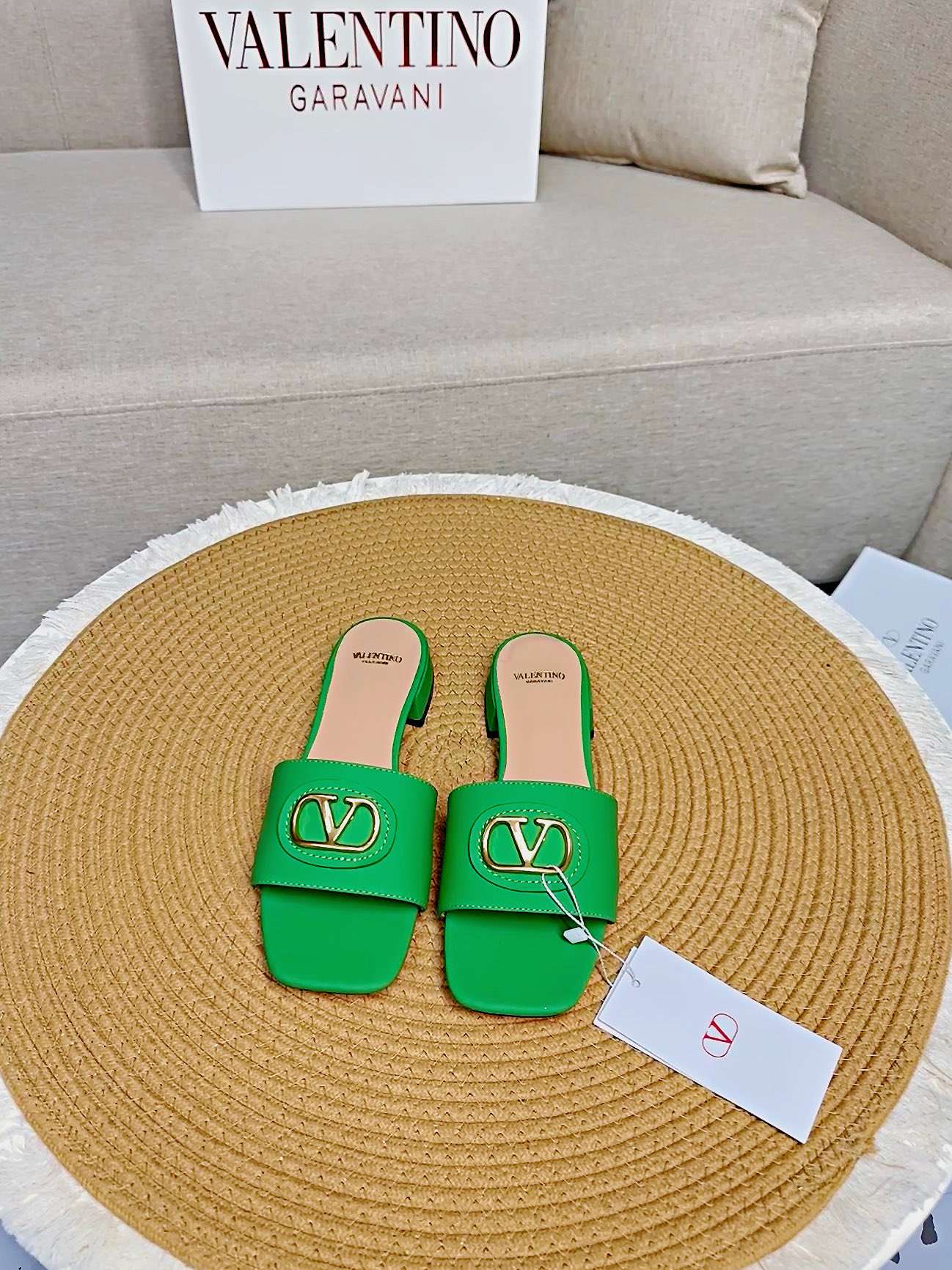 NO:263772,Top version - genuine leather sole VALENTINO 25 latest classic all-match V-buckle short heel slippers ●━━━━━━━━━━━━━━━━━━━━━━━━━━─────────────────────────────────────────────────────────────────────────────────────────────────────────────────────────────────────�  ●━━━━━━━━───────, slippers, valentino, slippers, cowhide, sheepskin19860909顶级版-真皮底VALENTINO  25最新经典百搭V扣小矮跟后空拖鞋  ●━━━━━━────── 面料顶级小牛皮 ●━━━━━━────── 内里全粒面混种羊皮 ●━━━━━━────── 大底意大利真皮 ●━━━━━━────── 中底原版意大利进口材料 ●━━━━━━────── 配色【苹果绿】多色可选 ●━━━━━━────── 跟高2.0cm ●━━━━━━────── 配码35 -39（ 40 41 定做不退换） ●━━━━━━────── 包装专柜同步包装 ●━━━━━━─────,拖鞋,valentino,slippers,cowhide,sheepskin,Women's Shoes