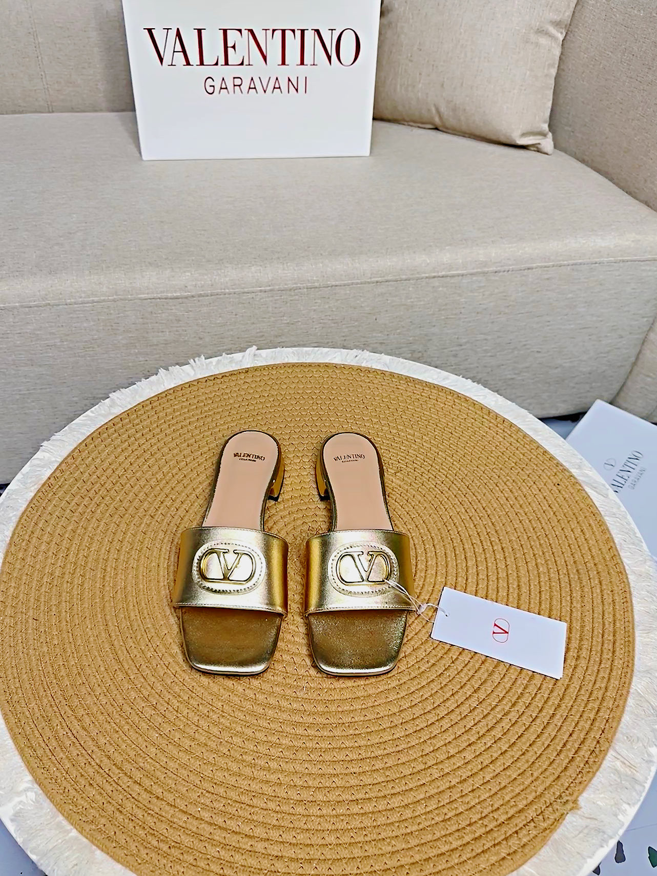 NO:263774,Top version - genuine leather sole VALENTINO 25 latest classic all-match V-buckle short heel slippers ●━━━━━━━━━━━━━━━━━━━━━━━━───────────────────────────────────────────────────────────────────────────────────────────────────────────────────────────────────────�  ●━━━━━━━━───────, slippers, valentino, slippers, cowhide, sheepskin19860909顶级版-真皮底VALENTINO  25最新经典百搭V扣小矮跟后空拖鞋  ●━━━━━━────── 面料顶级小牛皮 ●━━━━━━────── 内里全粒面混种羊皮 ●━━━━━━────── 大底意大利真皮 ●━━━━━━────── 中底原版意大利进口材料 ●━━━━━━────── 配色【金色】多色可选 ●━━━━━━────── 跟高2.0cm ●━━━━━━────── 配码35 -39（ 40 41 定做不退换） ●━━━━━━────── 包装专柜同步包装 ●━━━━━━─────,拖鞋,valentino,slippers,cowhide,sheepskin,Women's Shoes