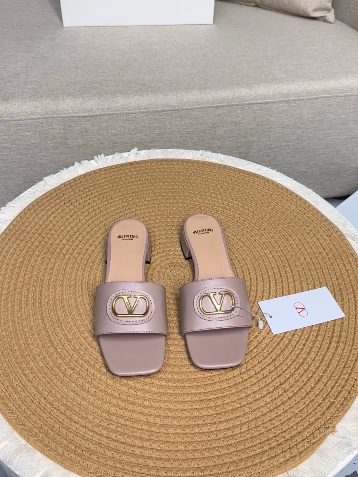 NO:263776,Top version - genuine leather sole VALENTINO 25 latest classic all-match V-buckle short heel slippers ●━━━━━━━━━━━━━━━━━━━━━━━━━──────────────────────────────────────────────────────────────────────────────────────────────────────────────────────────────────────�  ●━━━━━━━━───────, slippers, valentino, slippers, cowhide, sheepskin19860909顶级版-真皮底VALENTINO  25最新经典百搭V扣小矮跟后空拖鞋  ●━━━━━━────── 面料顶级小牛皮 ●━━━━━━────── 内里全粒面混种羊皮 ●━━━━━━────── 大底意大利真皮 ●━━━━━━────── 中底原版意大利进口材料 ●━━━━━━────── 配色【裸粉色】多色可选 ●━━━━━━────── 跟高2.0cm ●━━━━━━────── 配码35 -39（ 40 41 定做不退换） ●━━━━━━────── 包装专柜同步包装 ●━━━━━━─────,拖鞋,valentino,slippers,cowhide,sheepskin,Women's Shoes