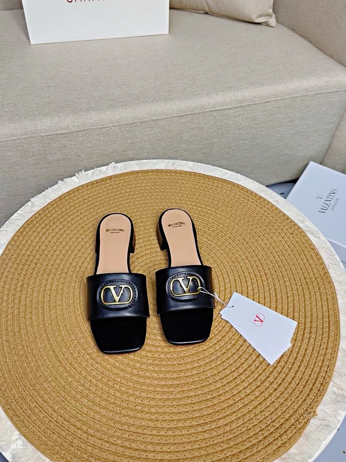 NO:263778,Top version - genuine leather sole VALENTINO 25 latest classic all-match V-buckle short heel slippers ●━━━━━━━━━━━━━━━━━━━━━━━━━━─────────────────────────────────────────────────────────────────────────────────────────────────────────────────────────────────────�  ●━━━━━━━━───────, slippers, valentino, slippers, cowhide, sheepskin19860909顶级版-真皮底VALENTINO  25最新经典百搭V扣小矮跟后空拖鞋  ●━━━━━━────── 面料顶级小牛皮 ●━━━━━━────── 内里全粒面混种羊皮 ●━━━━━━────── 大底意大利真皮 ●━━━━━━────── 中底原版意大利进口材料 ●━━━━━━────── 配色【黑色】多色可选 ●━━━━━━────── 跟高2.0cm ●━━━━━━────── 配码35 -39（ 40 41 定做不退换） ●━━━━━━────── 包装专柜同步包装 ●━━━━━━─────,拖鞋,valentino,slippers,cowhide,sheepskin,Women's Shoes