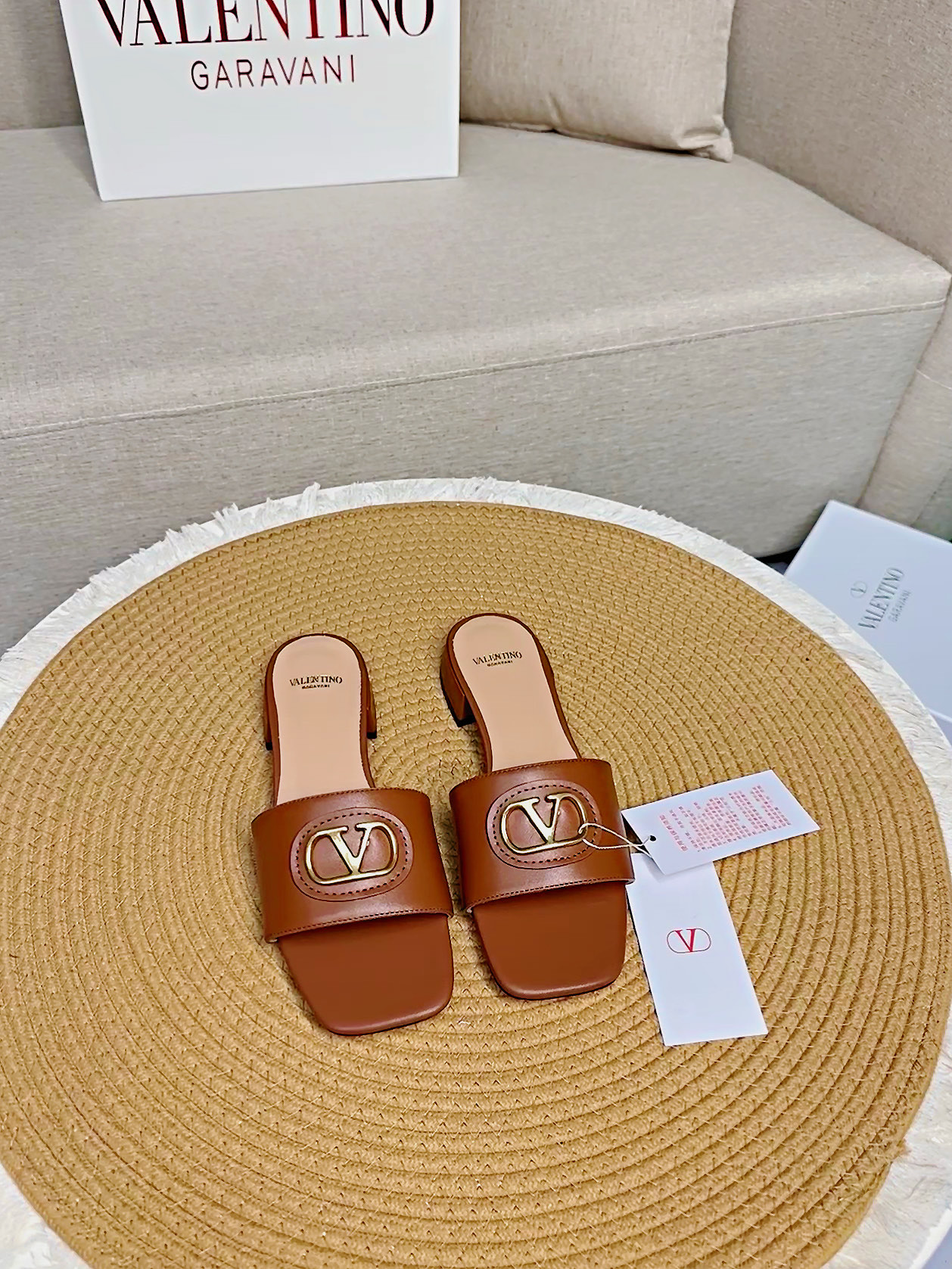 NO:263763,Top version - genuine leather sole VALENTINO 25 latest classic all-match V-buckle short heel slippers ●━━━━━━━━━━━━━━━━━━━━━━─────────────────────────────────────────────────────────────────────────────────────────────────────────────────────────────────────────�  ●━━━━━━━━───────, slippers, valentino, slippers, cowhide, sheepskin19860909顶级版-真皮底VALENTINO  25最新经典百搭V扣小矮跟后空拖鞋  ●━━━━━━────── 面料顶级小牛皮 ●━━━━━━────── 内里全粒面混种羊皮 ●━━━━━━────── 大底意大利真皮 ●━━━━━━────── 中底原版意大利进口材料 ●━━━━━━────── 配色【棕色】多色可选 ●━━━━━━────── 跟高2.0cm ●━━━━━━────── 配码35 -39（ 40 41 定做不退换） ●━━━━━━────── 包装专柜同步包装 ●━━━━━━─────,拖鞋,valentino,slippers,cowhide,sheepskin,Women's Shoes