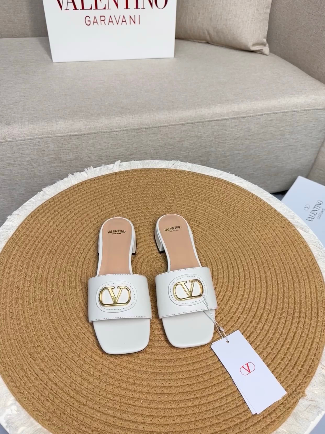 NO:263765,Top version - genuine leather sole VALENTINO 25 latest classic all-match V-buckle short heel slippers ●━━━━━━━━━━━━━━━━━━━━━━─────────────────────────────────────────────────────────────────────────────────────────────────────────────────────────────────────────�  ●━━━━━━━━───────, slippers, valentino, slippers, cowhide, sheepskin19860909顶级版-真皮底VALENTINO  25最新经典百搭V扣小矮跟后空拖鞋  ●━━━━━━────── 面料顶级小牛皮 ●━━━━━━────── 内里全粒面混种羊皮 ●━━━━━━────── 大底意大利真皮 ●━━━━━━────── 中底原版意大利进口材料 ●━━━━━━────── 配色【米白色】多色可选 ●━━━━━━────── 跟高2.0cm ●━━━━━━────── 配码35 -39（ 40 41 定做不退换） ●━━━━━━────── 包装专柜同步包装 ●━━━━━━─────,拖鞋,valentino,slippers,cowhide,sheepskin,Women's Shoes