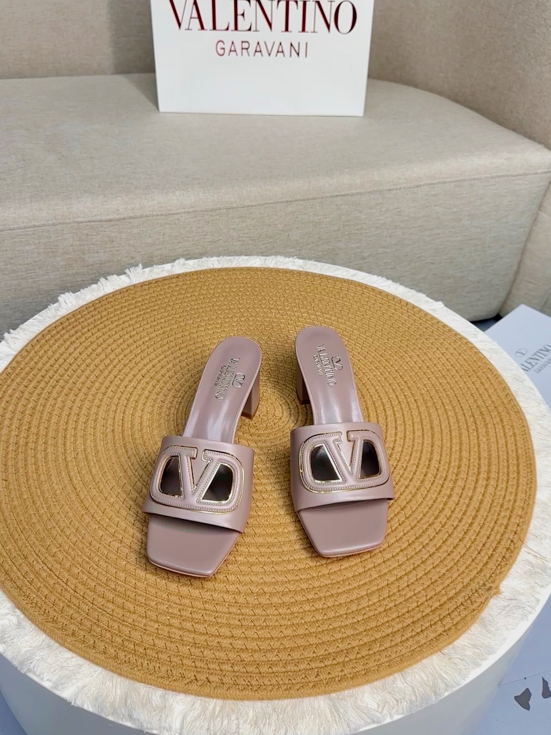 NO:263781,Top version - genuine leather sole VALENTINO GARAVANI VLOGO CUT-OUT 25 latest classic all-match V-button slippers ●━━━━━━━━━━━━━━━━━━━────────────────────────────────────────────────────────────────────────────────────────────────────────────────────────────────────────  Packaging counter synchronous packaging ●━━━━━━━────────, slippers, valentino, slippers, cowhide, sheepskin19860909顶级版-真皮底VALENTINO GARAVANI VLOGO CUT-OUT 25最新经典百搭V扣拖鞋  ●━━━━━━────── 面料顶级小牛皮 ●━━━━━━────── 内里全粒面混种羊皮 ●━━━━━━────── 大底意大利真皮 ●━━━━━━────── 中底原版意大利进口材料 ●━━━━━━────── 配色【裸粉】多色可选 ●━━━━━━────── 跟高平底/6.5cm ●━━━━━━────── 配码35 -39（ 40 41 定做不退换） ●━━━━━━────── 包装专柜同步包装 ●━━━━━━─────,拖鞋,valentino,slippers,cowhide,sheepskin,Women's Shoes