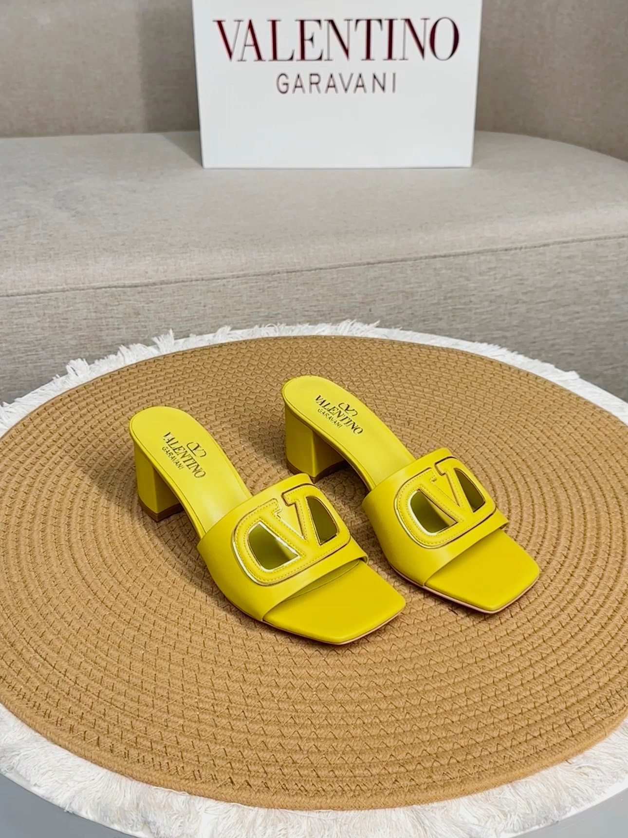 NO:263767,Top version - genuine leather sole VALENTINO GARAVANI VLOGO CUT-OUT 25 latest classic all-match V-button slippers ●━━━━━━━━━━━━━━━━━━━────────────────────────────────────────────────────────────────────────────────────────────────────────────────────────────────────────  Packaging counter synchronous packaging ●━━━━━━━────────, slippers, valentino, slippers, cowhide, sheepskin19860909顶级版-真皮底VALENTINO GARAVANI VLOGO CUT-OUT 25最新经典百搭V扣拖鞋  ●━━━━━━────── 面料顶级小牛皮 ●━━━━━━────── 内里全粒面混种羊皮 ●━━━━━━────── 大底意大利真皮 ●━━━━━━────── 中底原版意大利进口材料 ●━━━━━━────── 配色【柠檬黄】多色可选 ●━━━━━━────── 跟高平底/6.5cm ●━━━━━━────── 配码35 -39（ 40 41 定做不退换） ●━━━━━━────── 包装专柜同步包装 ●━━━━━━─────,拖鞋,valentino,slippers,cowhide,sheepskin,Women's Shoes