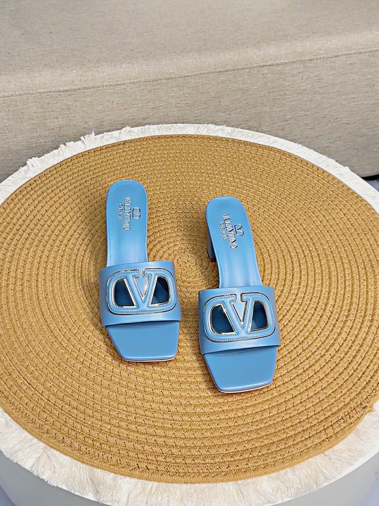 NO:263769,Top version - genuine leather sole VALENTINO GARAVANI VLOGO CUT-OUT 25 latest classic all-match V-button slippers ●━━━━━━━━━━━━━━━━━━━━━━─────────────────────────────────────────────────────────────────────────────────────────────────────────────────────────────────────  Packaging counter synchronous packaging ●━━━━━━━────────, slippers, valentino, slippers, cowhide, sheepskin19860909顶级版-真皮底VALENTINO GARAVANI VLOGO CUT-OUT 25最新经典百搭V扣拖鞋  ●━━━━━━────── 面料顶级小牛皮 ●━━━━━━────── 内里全粒面混种羊皮 ●━━━━━━────── 大底意大利真皮 ●━━━━━━────── 中底原版意大利进口材料 ●━━━━━━────── 配色【蓝色】多色可选 ●━━━━━━────── 跟高平底/6.5cm ●━━━━━━────── 配码35 -39（ 40 41 定做不退换） ●━━━━━━────── 包装专柜同步包装 ●━━━━━━─────,拖鞋,valentino,slippers,cowhide,sheepskin,Women's Shoes
