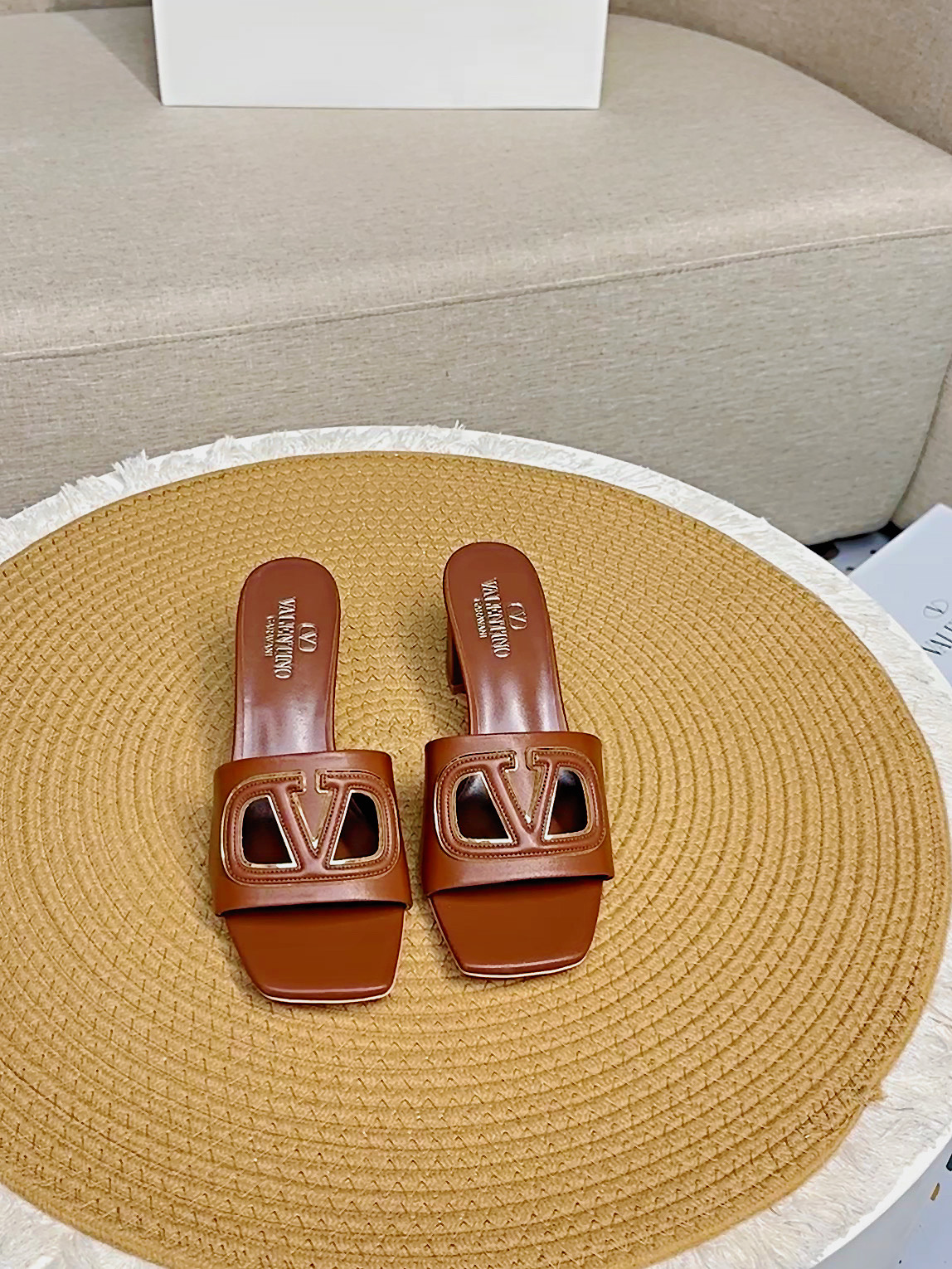 NO:263771,Top version - genuine leather sole VALENTINO GARAVANI VLOGO CUT-OUT 25 latest classic all-match V-button slippers ●━━━━━━━━━━━━━━━━━━─────────────────────────────────────────────────────────────────────────────────────────────────────────────────────────────────────────  Packaging counter synchronous packaging ●━━━━━━━────────, slippers, valentino, slippers, cowhide, sheepskin19860909顶级版-真皮底VALENTINO GARAVANI VLOGO CUT-OUT 25最新经典百搭V扣拖鞋  ●━━━━━━────── 面料顶级小牛皮 ●━━━━━━────── 内里全粒面混种羊皮 ●━━━━━━────── 大底意大利真皮 ●━━━━━━────── 中底原版意大利进口材料 ●━━━━━━────── 配色【棕色】多色可选 ●━━━━━━────── 跟高平底/6.5cm ●━━━━━━────── 配码35 -39（ 40 41 定做不退换） ●━━━━━━────── 包装专柜同步包装 ●━━━━━━─────,拖鞋,valentino,slippers,cowhide,sheepskin,Women's Shoes