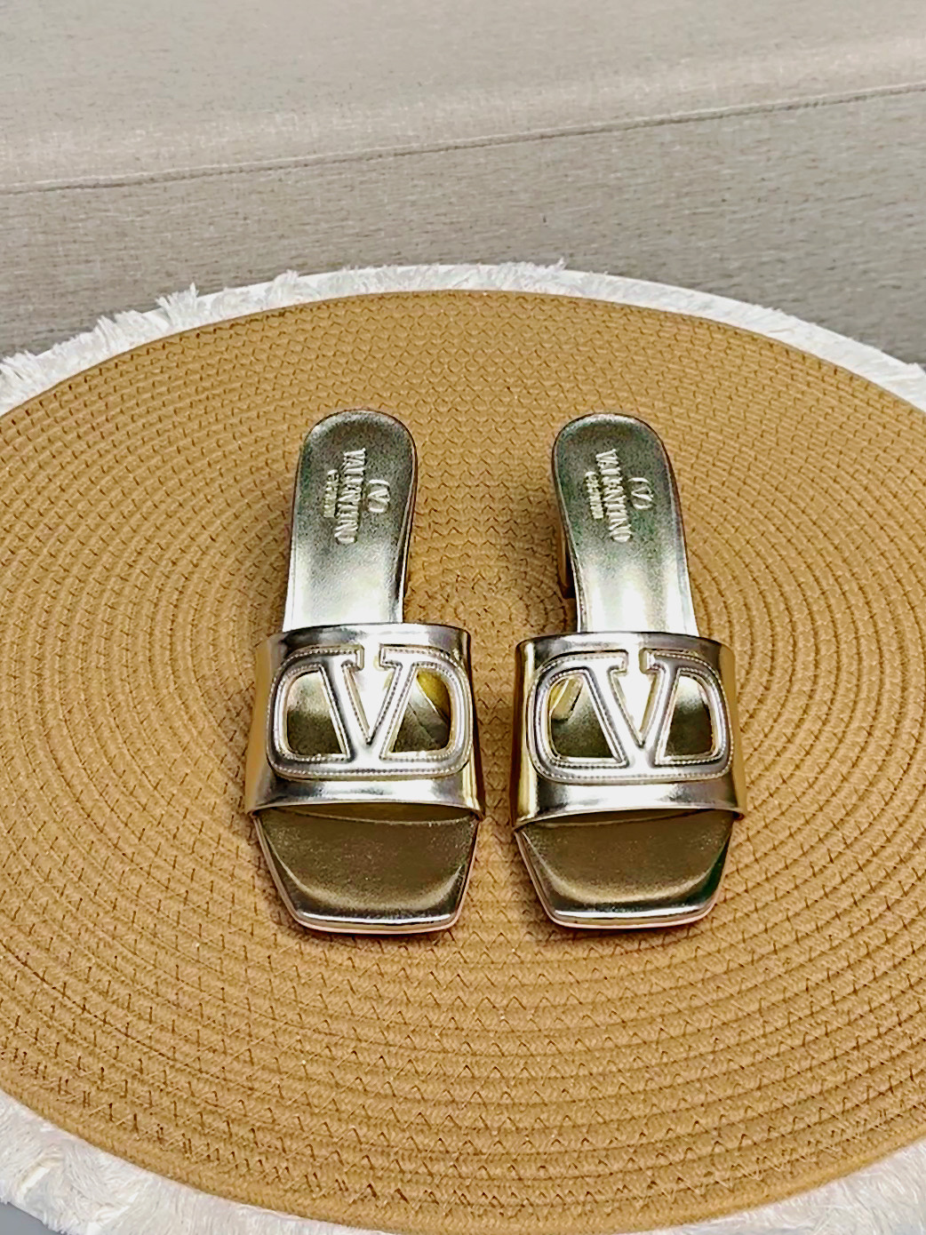 NO:263773,Top version - genuine leather sole VALENTINO GARAVANI VLOGO CUT-OUT 25 latest classic all-match V-button slippers ●━━━━━━━━━━━━━━━━━━━────────────────────────────────────────────────────────────────────────────────────────────────────────────────────────────────────────  Packaging counter synchronous packaging ●━━━━━━━────────, slippers, valentino, slippers, cowhide, sheepskin19860909顶级版-真皮底VALENTINO GARAVANI VLOGO CUT-OUT 25最新经典百搭V扣拖鞋  ●━━━━━━────── 面料顶级小牛皮 ●━━━━━━────── 内里全粒面混种羊皮 ●━━━━━━────── 大底意大利真皮 ●━━━━━━────── 中底原版意大利进口材料 ●━━━━━━────── 配色【金色】多色可选 ●━━━━━━────── 跟高平底/6.5cm ●━━━━━━────── 配码35 -39（ 40 41 定做不退换） ●━━━━━━────── 包装专柜同步包装 ●━━━━━━─────,拖鞋,valentino,slippers,cowhide,sheepskin,Women's Shoes