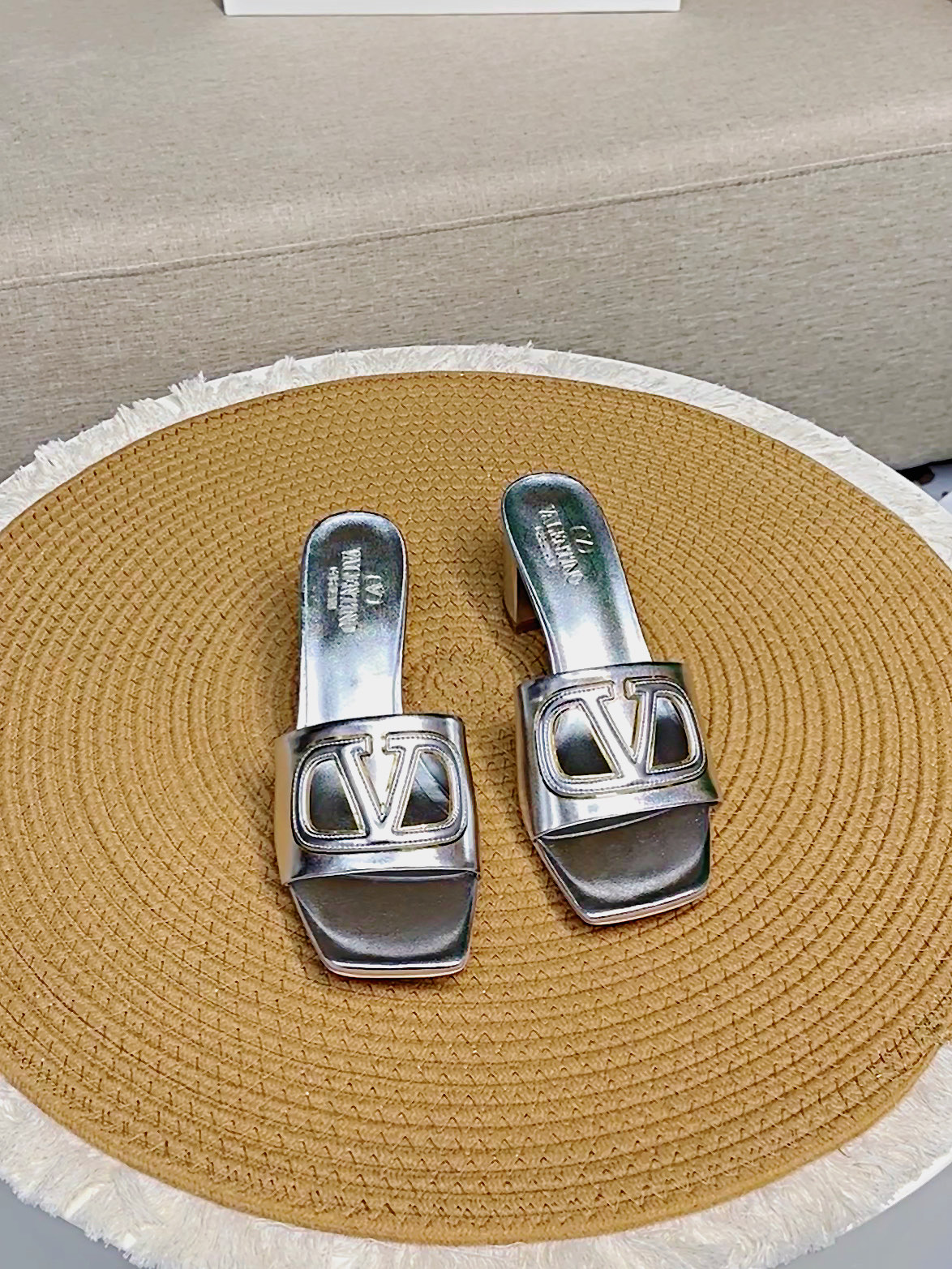 NO:263775,Top version - genuine leather sole VALENTINO GARAVANI VLOGO CUT-OUT 25 latest classic all-match V-button slippers ●━━━━━━━━━━━━━━━━━━─────────────────────────────────────────────────────────────────────────────────────────────────────────────────────────────────────────  Packaging counter synchronous packaging ●━━━━━━━────────, slippers, valentino, slippers, cowhide, sheepskin19860909顶级版-真皮底VALENTINO GARAVANI VLOGO CUT-OUT 25最新经典百搭V扣拖鞋  ●━━━━━━────── 面料顶级小牛皮 ●━━━━━━────── 内里全粒面混种羊皮 ●━━━━━━────── 大底意大利真皮 ●━━━━━━────── 中底原版意大利进口材料 ●━━━━━━────── 配色【银色】多色可选 ●━━━━━━────── 跟高平底/6.5cm ●━━━━━━────── 配码35 -39（ 40 41 定做不退换） ●━━━━━━────── 包装专柜同步包装 ●━━━━━━─────,拖鞋,valentino,slippers,cowhide,sheepskin,Women's Shoes