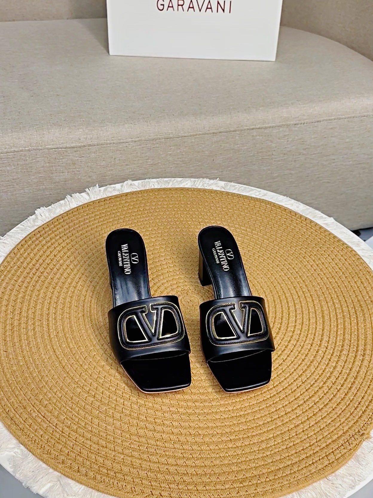 NO:263777,Top version - genuine leather sole VALENTINO GARAVANI VLOGO CUT-OUT 25 latest classic all-match V-button slippers ●━━━━━━━━━━━━━━━━━━─────────────────────────────────────────────────────────────────────────────────────────────────────────────────────────────────────────  Packaging counter synchronous packaging ●━━━━━━━────────, slippers, valentino, slippers, cowhide, sheepskin19860909顶级版-真皮底VALENTINO GARAVANI VLOGO CUT-OUT 25最新经典百搭V扣拖鞋  ●━━━━━━────── 面料顶级小牛皮 ●━━━━━━────── 内里全粒面混种羊皮 ●━━━━━━────── 大底意大利真皮 ●━━━━━━────── 中底原版意大利进口材料 ●━━━━━━────── 配色【黑色】多色可选 ●━━━━━━────── 跟高平底/6.5cm ●━━━━━━────── 配码35 -39（ 40 41 定做不退换） ●━━━━━━────── 包装专柜同步包装 ●━━━━━━─────,拖鞋,valentino,slippers,cowhide,sheepskin,Women's Shoes