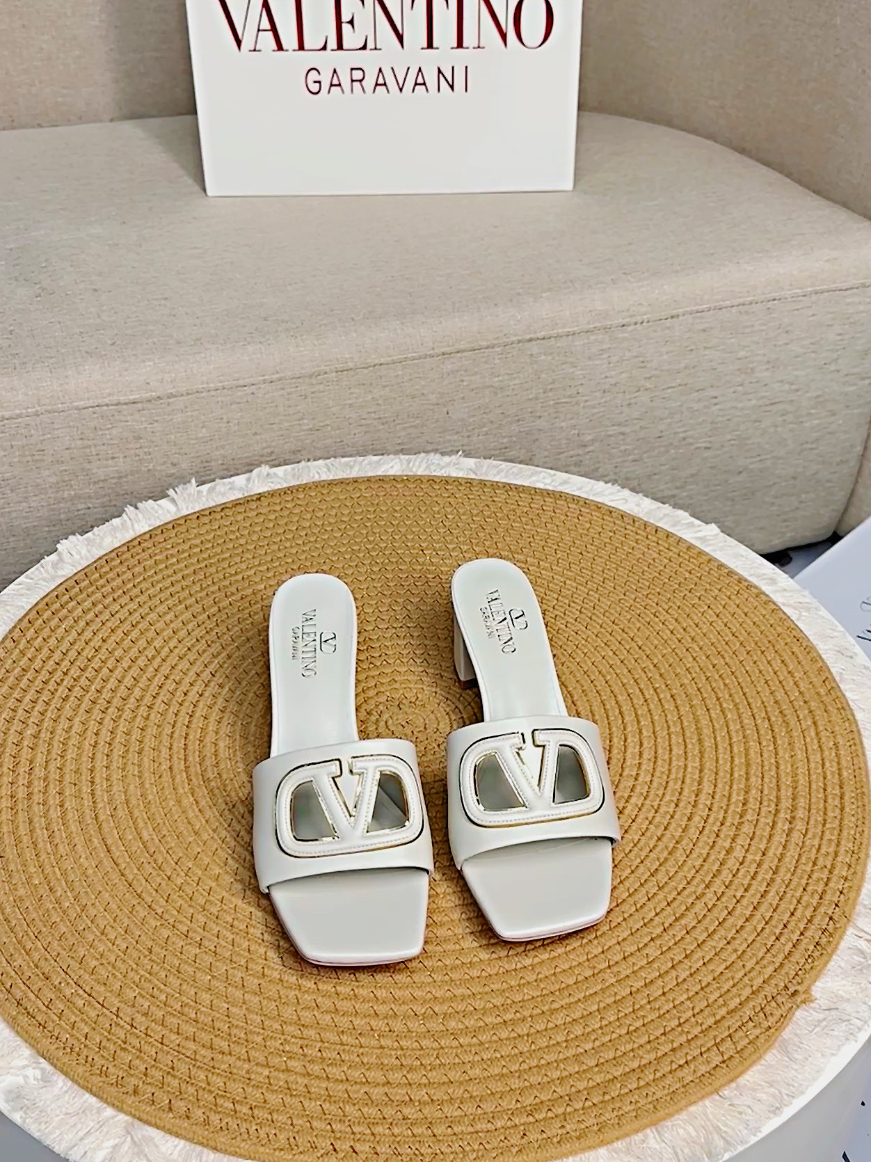 NO:263779,Top version - genuine leather sole VALENTINO GARAVANI VLOGO CUT-OUT 25 latest classic all-match V-button slippers ●━━━━━━━━━━━━━━━━━━─────────────────────────────────────────────────────────────────────────────────────────────────────────────────────────────────────────  Packaging counter synchronous packaging ●━━━━━━━────────, slippers, valentino, slippers, cowhide, sheepskin19860909顶级版-真皮底VALENTINO GARAVANI VLOGO CUT-OUT 25最新经典百搭V扣拖鞋  ●━━━━━━────── 面料顶级小牛皮 ●━━━━━━────── 内里全粒面混种羊皮 ●━━━━━━────── 大底意大利真皮 ●━━━━━━────── 中底原版意大利进口材料 ●━━━━━━────── 配色【米白色】多色可选 ●━━━━━━────── 跟高平底/6.5cm ●━━━━━━────── 配码35 -39（ 40 41 定做不退换） ●━━━━━━────── 包装专柜同步包装 ●━━━━━━─────,拖鞋,valentino,slippers,cowhide,sheepskin,Women's Shoes