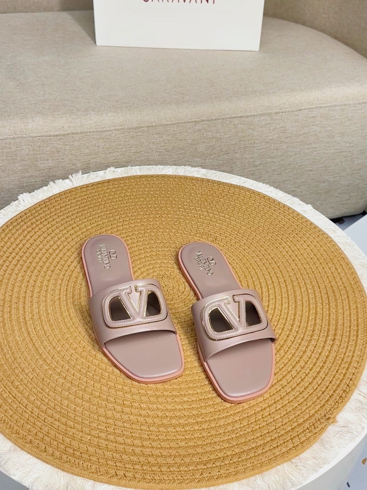 NO:263780,Top version - genuine leather sole VALENTINO GARAVANI VLOGO CUT-OUT 25 latest classic all-match V-button slippers ●━━━━━━━━━━━━━━━━━━━────────────────────────────────────────────────────────────────────────────────────────────────────────────────────────────────────────  Packaging counter synchronous packaging ●━━━━━━━────────, slippers, valentino, slippers, cowhide, sheepskin19860909顶级版-真皮底VALENTINO GARAVANI VLOGO CUT-OUT 25最新经典百搭V扣拖鞋  ●━━━━━━────── 面料顶级小牛皮 ●━━━━━━────── 内里全粒面混种羊皮 ●━━━━━━────── 大底意大利真皮 ●━━━━━━────── 中底原版意大利进口材料 ●━━━━━━────── 配色【裸色】多色可选 ●━━━━━━────── 跟高平底/6.5cm ●━━━━━━────── 配码35 -39（ 40 41 定做不退换） ●━━━━━━────── 包装专柜同步包装 ●━━━━━━─────,拖鞋,valentino,slippers,cowhide,sheepskin,Women's Shoes