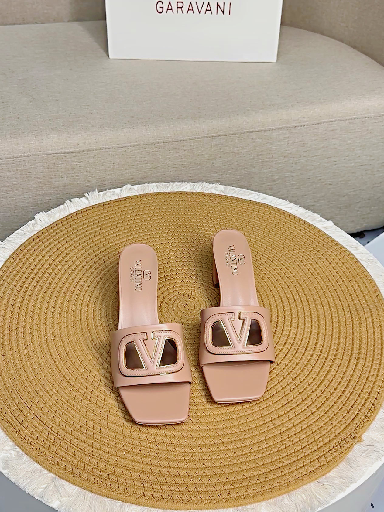 NO:263784,Top version - genuine leather sole VALENTINO GARAVANI VLOGO CUT-OUT 25 latest classic all-match V-button slippers ●━━━━━━━━━━━━━━━━━━─────────────────────────────────────────────────────────────────────────────────────────────────────────────────────────────────────────  Packaging counter synchronous packaging ●━━━━━━━────────, slippers, valentino, slippers, cowhide, sheepskin19860909顶级版-真皮底VALENTINO GARAVANI VLOGO CUT-OUT 25最新经典百搭V扣拖鞋  ●━━━━━━────── 面料顶级小牛皮 ●━━━━━━────── 内里全粒面混种羊皮 ●━━━━━━────── 大底意大利真皮 ●━━━━━━────── 中底原版意大利进口材料 ●━━━━━━────── 配色【粉色】多色可选 ●━━━━━━────── 跟高平底/6.5cm ●━━━━━━────── 配码35 -39（ 40 41 定做不退换） ●━━━━━━────── 包装专柜同步包装 ●━━━━━━─────,拖鞋,valentino,slippers,cowhide,sheepskin,Women's Shoes