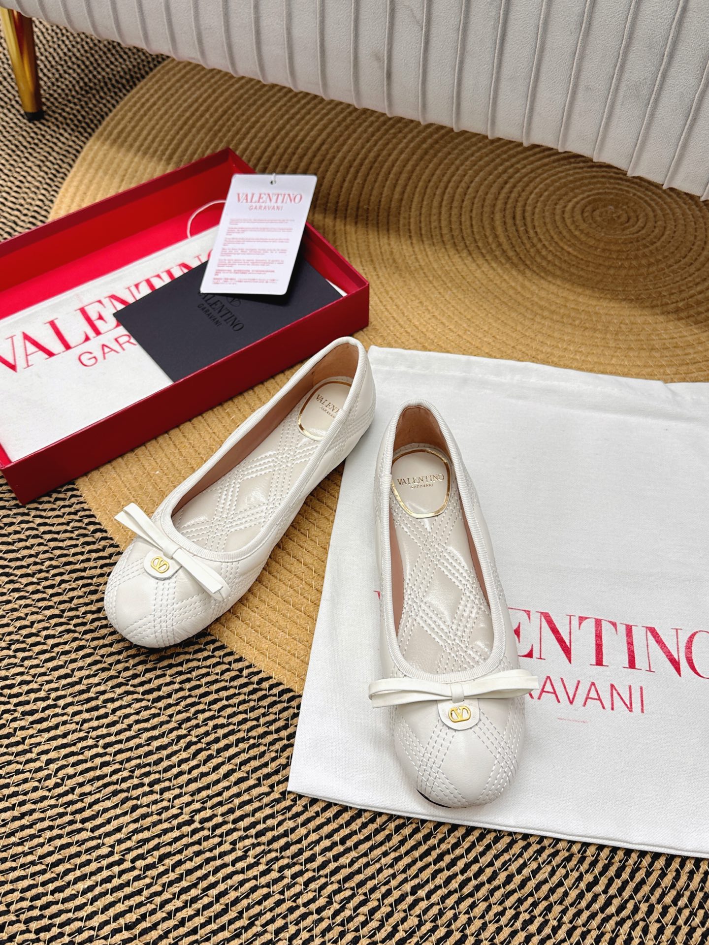 NO:263741,Top version - genuine leather sole VALENTINO GARAVANI VLOGO CUT-OUT 25 Early Spring Diamond Graphic Classic versatile Ballet Girls Shoes The latest series of counters, the highest version, the perfect details, the very eye-catching catwalk series launched, the popular rivet elements of V home, luxurious and gorgeous!  Various colors can be matched with beautiful clothing in spring and summer. Choose from many exquisite and durable choices. Copy it by genuine 11. The foot is very pedicure-like. The key is that it is very easy to control. It does not grind the feet and does not tickle the feet. Walking artifact, the last shape is completely compared to the counter. The details are perfect. Without the original version, you can't make such exquisiteness!   ●━━━━━━━──────────────────────────────────────────────────────────────────────────────────────────────────────────────────────────────────────────────────────────────────�19860909顶级版-真皮底VALENTINO GARAVANI VLOGO CUT-OUT 25早春菱格经典百搭爆款芭蕾舞女鞋 专柜最新系列 最高版本 细节完美 非常亮眼的走秀系列推出 V家火爆铆钉元素 奢华艳丽！各种颜色可搭配春夏的美丽服饰 选择多多精致耐看 按正品11复制 上脚非常修脚型 重点是很好非常好驾驭 不磨脚不累脚 行走神器,楦型完全对比专柜 细节完美 没有原版是做不出这样精致！  ●━━━━━━────── 面料顶级羊皮 ●━━━━━━────── 内里全粒面混种羊皮 ●━━━━━━────── 大底意大利真皮 ●━━━━━━────── 中底原版意大利进口材料 ●━━━━━━────── 配色【奶油白】多色可选 ●━━━━━━────── 跟高平底 ●━━━━━━────── 配码35 -39（ 40 41 定做不退换） ●━━━━━━────── 包装专柜同步包装 ●━━━━━━─────,单鞋,valentino,sheepskin,Women's Shoes